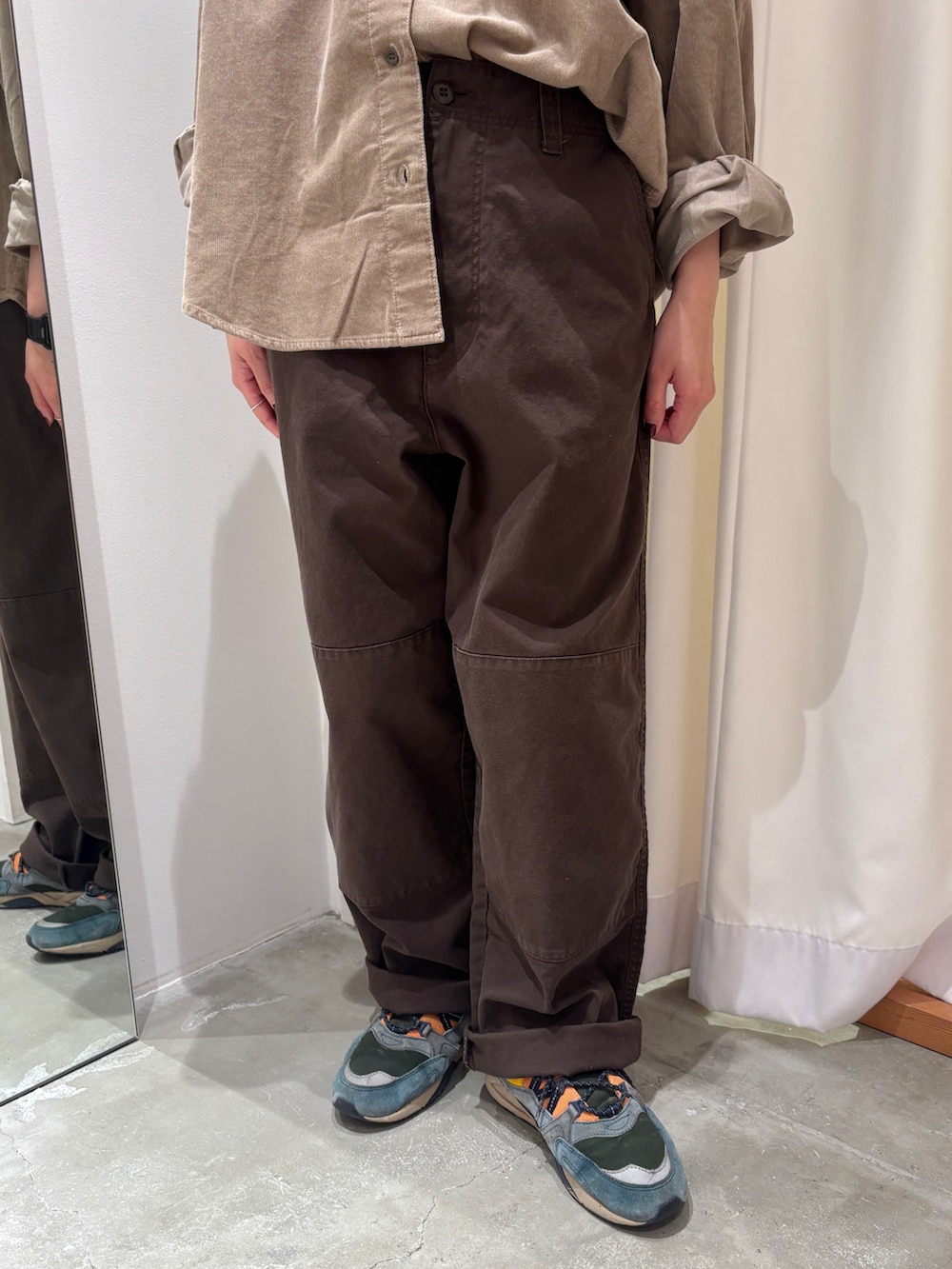 ブルー系のカバーオール、ベージュ系のシャツ/ブラウス、ブラウン系のその他パンツを着用したレディースの秋コーディネートの9枚目の写真