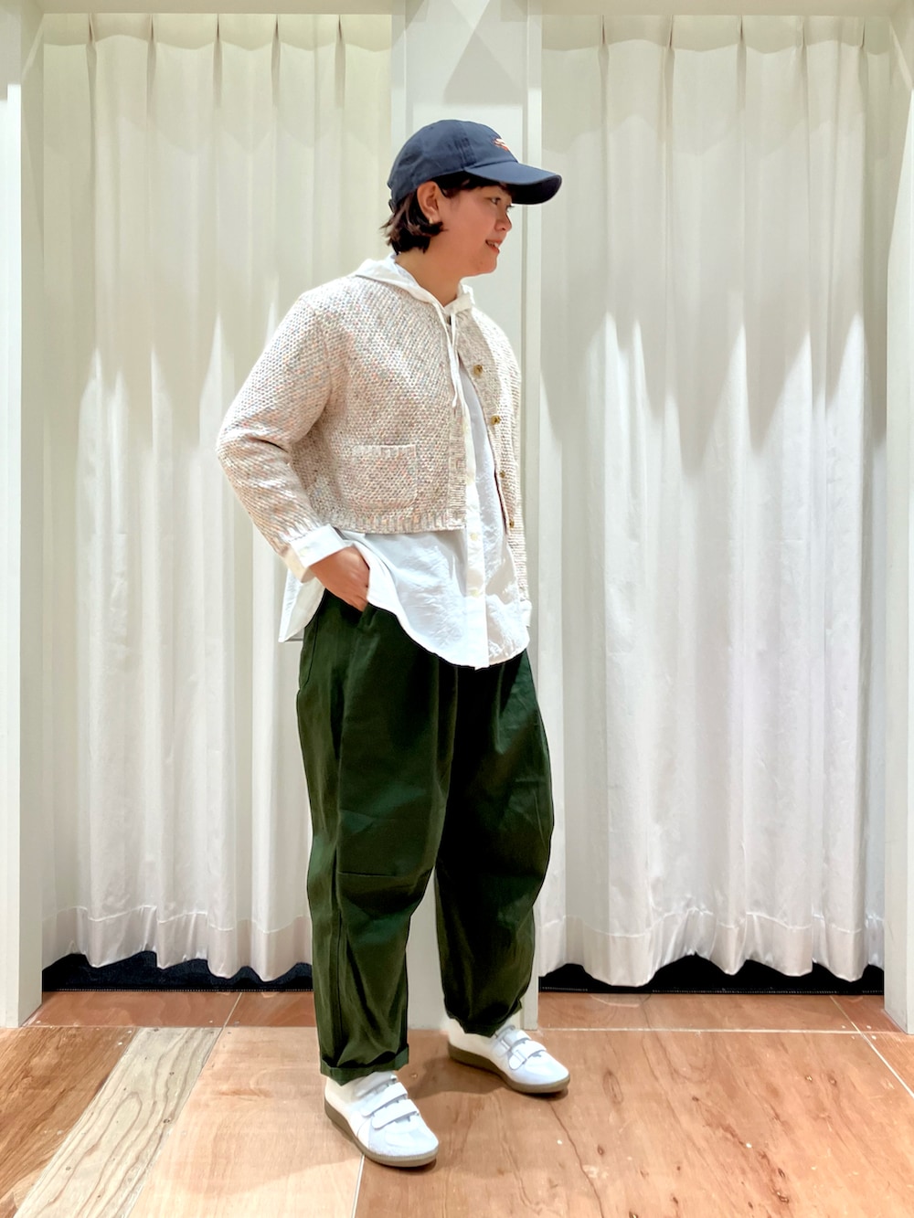 ホワイト系のシャツ/ブラウス、グリーン系のその他パンツを着用したレディースの冬コーディネートの2枚目の写真