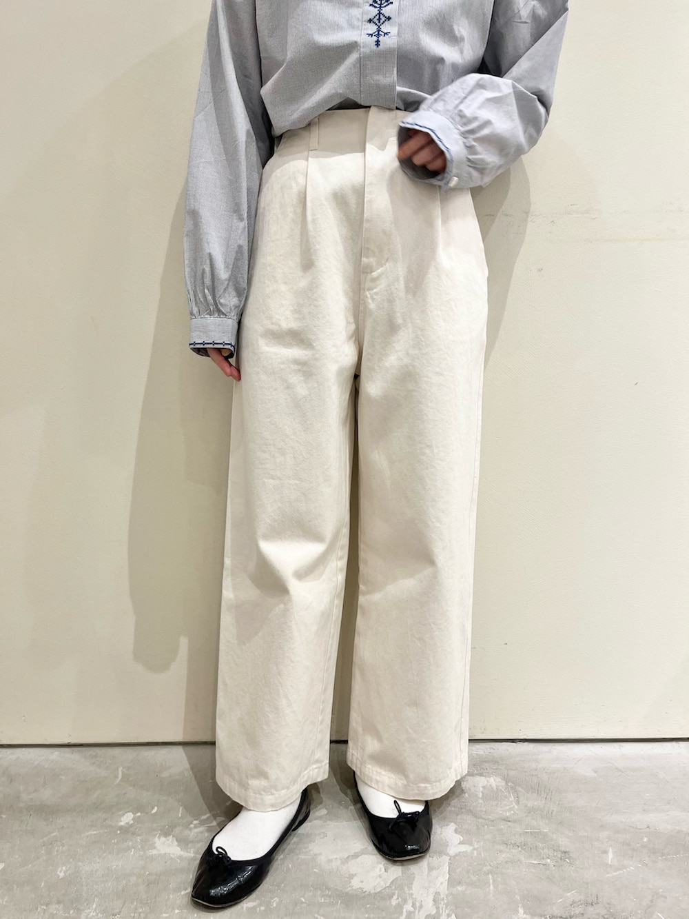 ブルー系のシャツ/ブラウス、ホワイト系のチノパンツ、ホワイト系のカバーオールを着用したレディースの冬コーディネートの4枚目の写真