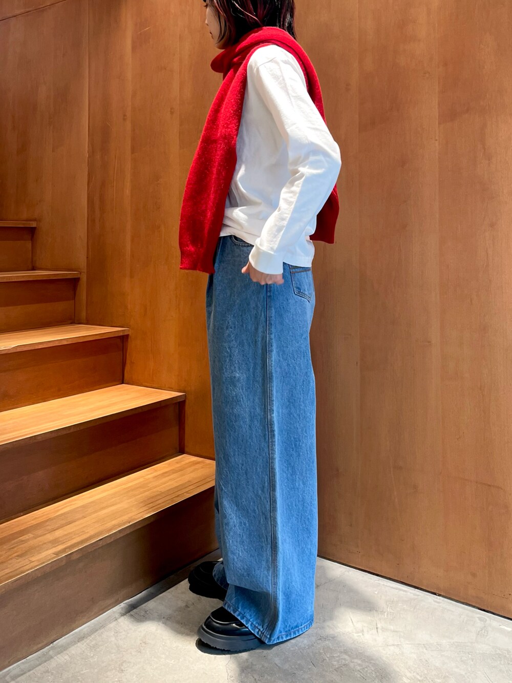 ブルー系のデニムパンツ、ホワイト系のTシャツ/カットソーを着用したレディースの秋コーディネートの2枚目の写真