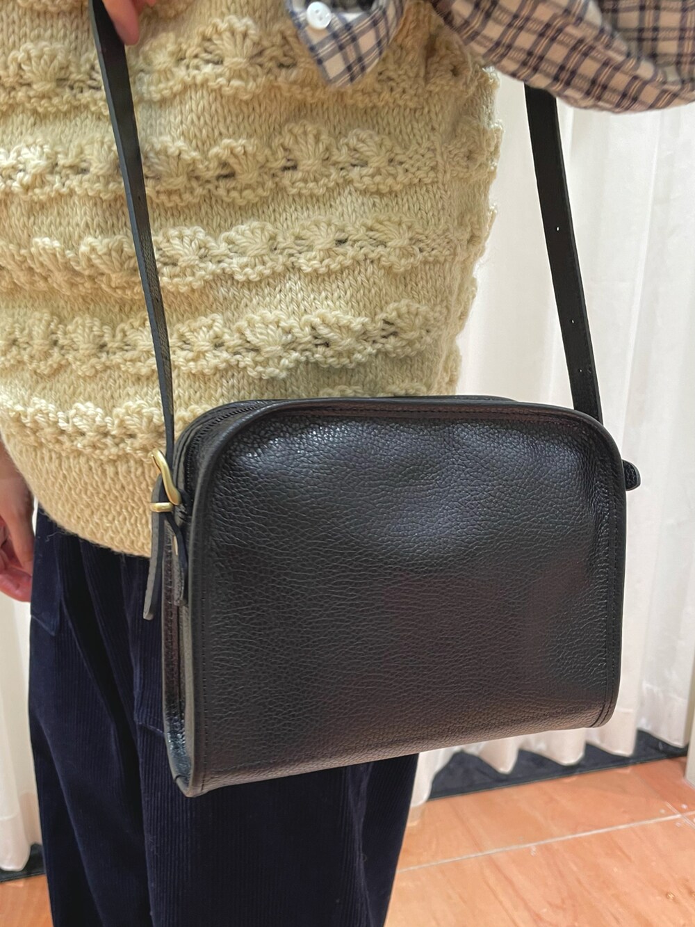 ブルー系のその他パンツ、ホワイト系のベスト、ホワイト系のシャツ/ブラウスを着用したレディースの冬コーディネートの5枚目の写真