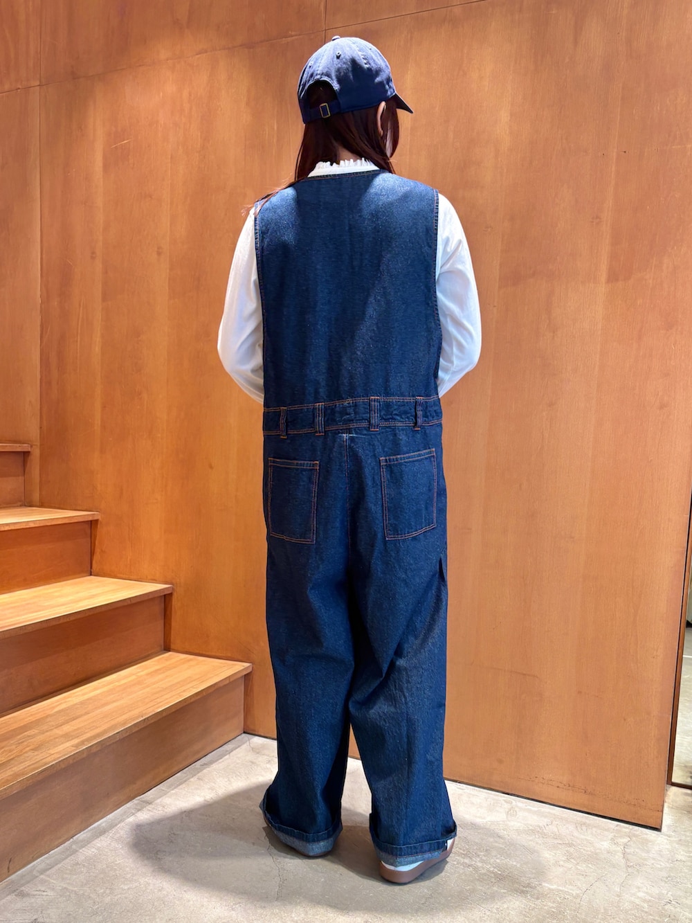 ホワイト系のTシャツ/カットソー、ブルー系のシャツ/ブラウス、ホワイト系のトートバッグを着用したレディースの春コーディネートの5枚目の写真