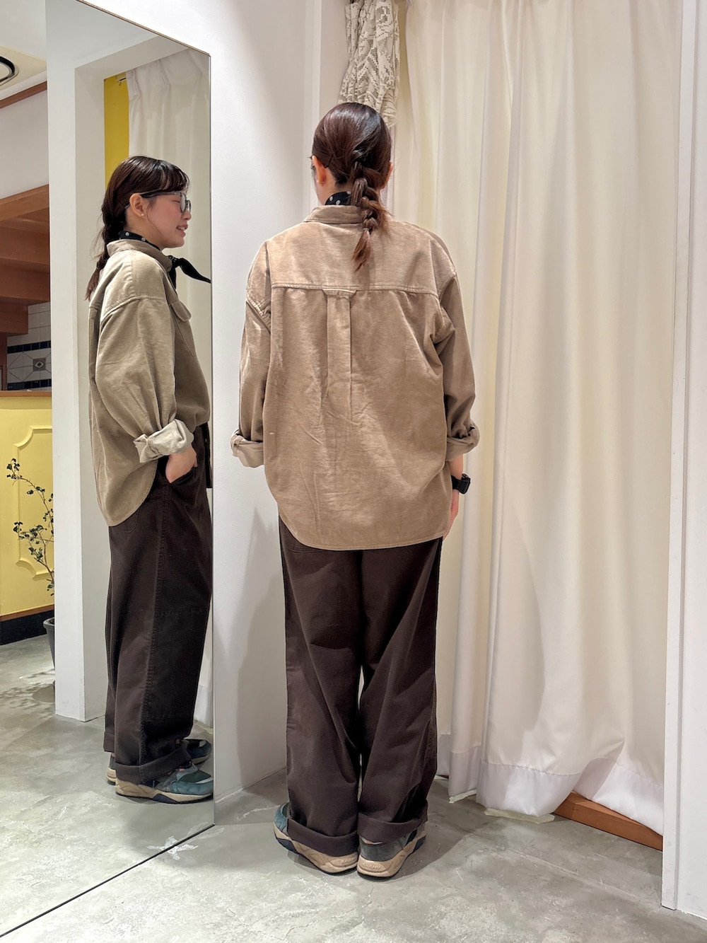 ブルー系のカバーオール、ベージュ系のシャツ/ブラウス、ブラウン系のその他パンツを着用したレディースの秋コーディネートの6枚目の写真
