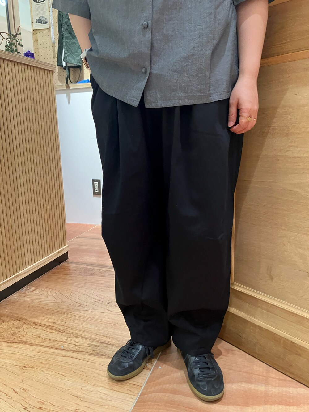 グレー系のシャツ/ブラウス、ブラック系のその他パンツを着用したレディースの春コーディネートの4枚目の写真