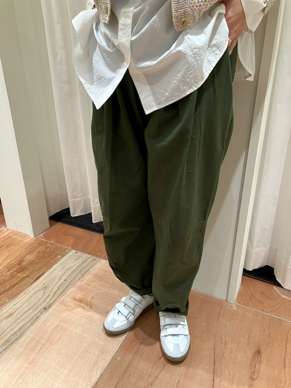 ホワイト系のシャツ/ブラウス、グリーン系のその他パンツを着用したレディースの冬コーディネートの4枚目の写真