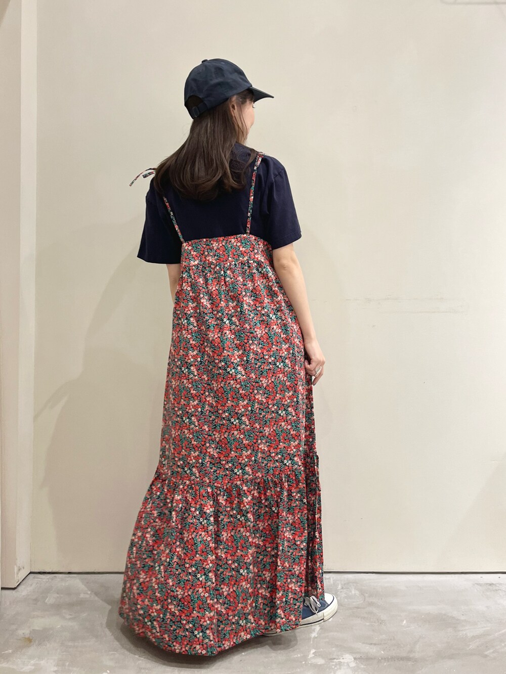 ブルー系のTシャツ/カットソー、レッド系のワンピース、ブルー系のキャップを着用したレディースの春コーディネートの3枚目の写真