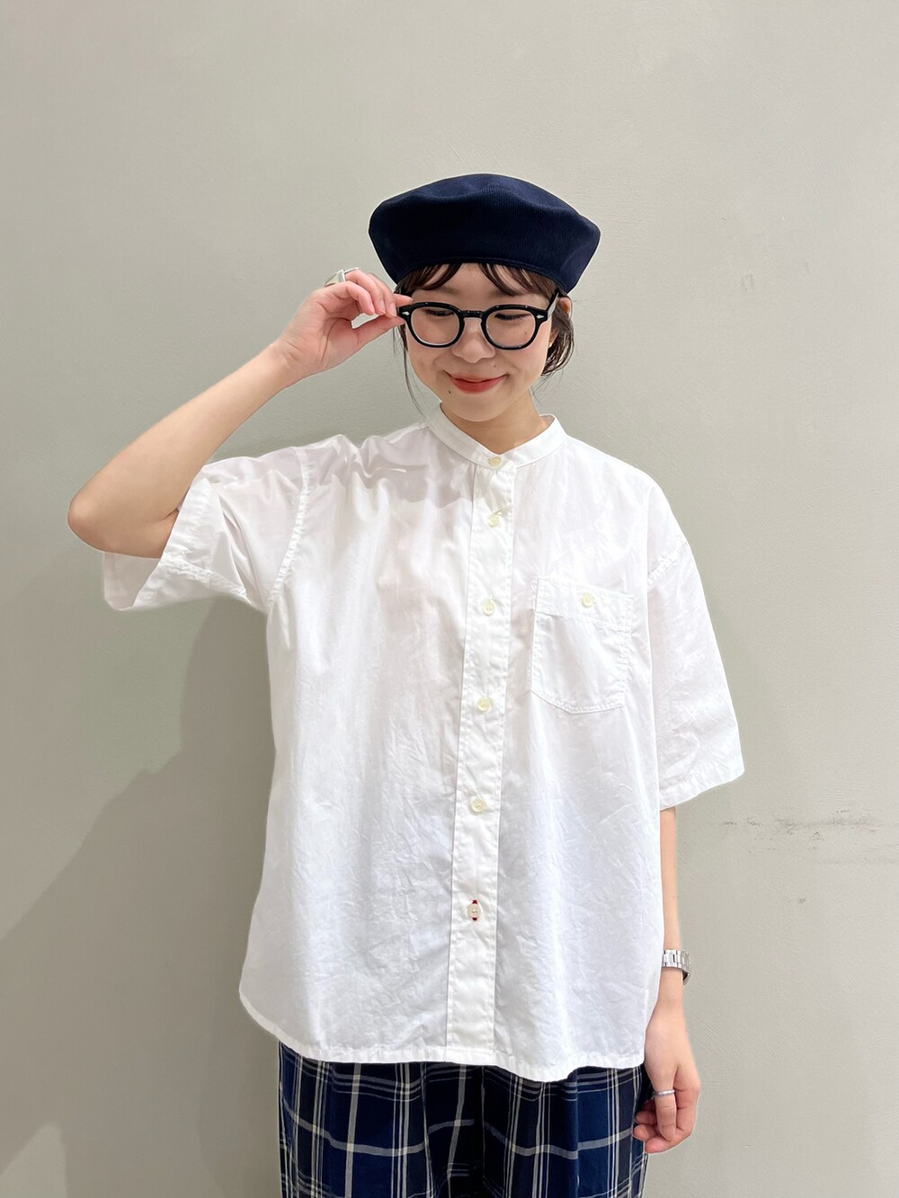 ホワイト系のシャツ/ブラウス、ブルー系のその他パンツを着用したレディースの夏コーディネートの4枚目の写真