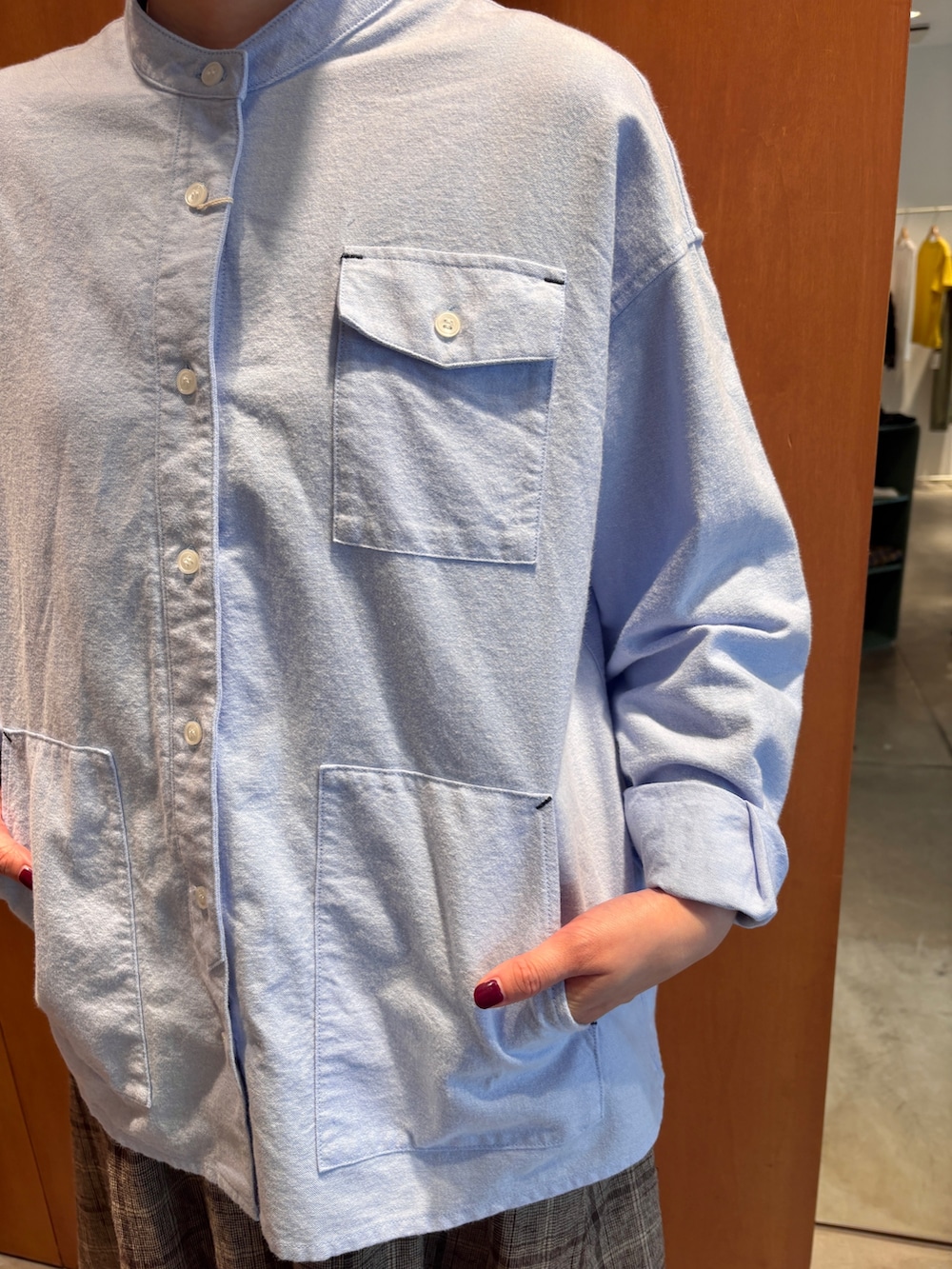 ブルー系のシャツ/ブラウス、ブラウン系のスカート、ブラウン系のモカシン/デッキシューズを着用したレディースの秋コーディネートの5枚目の写真
