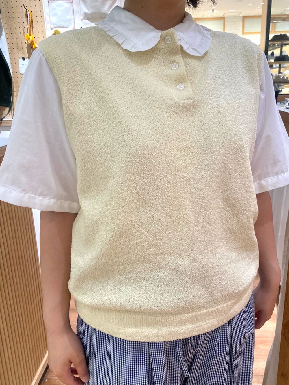 ブルー系のその他パンツ、ホワイト系のシャツ/ブラウス、ホワイト系のベストを着用したレディースの夏コーディネートの4枚目の写真