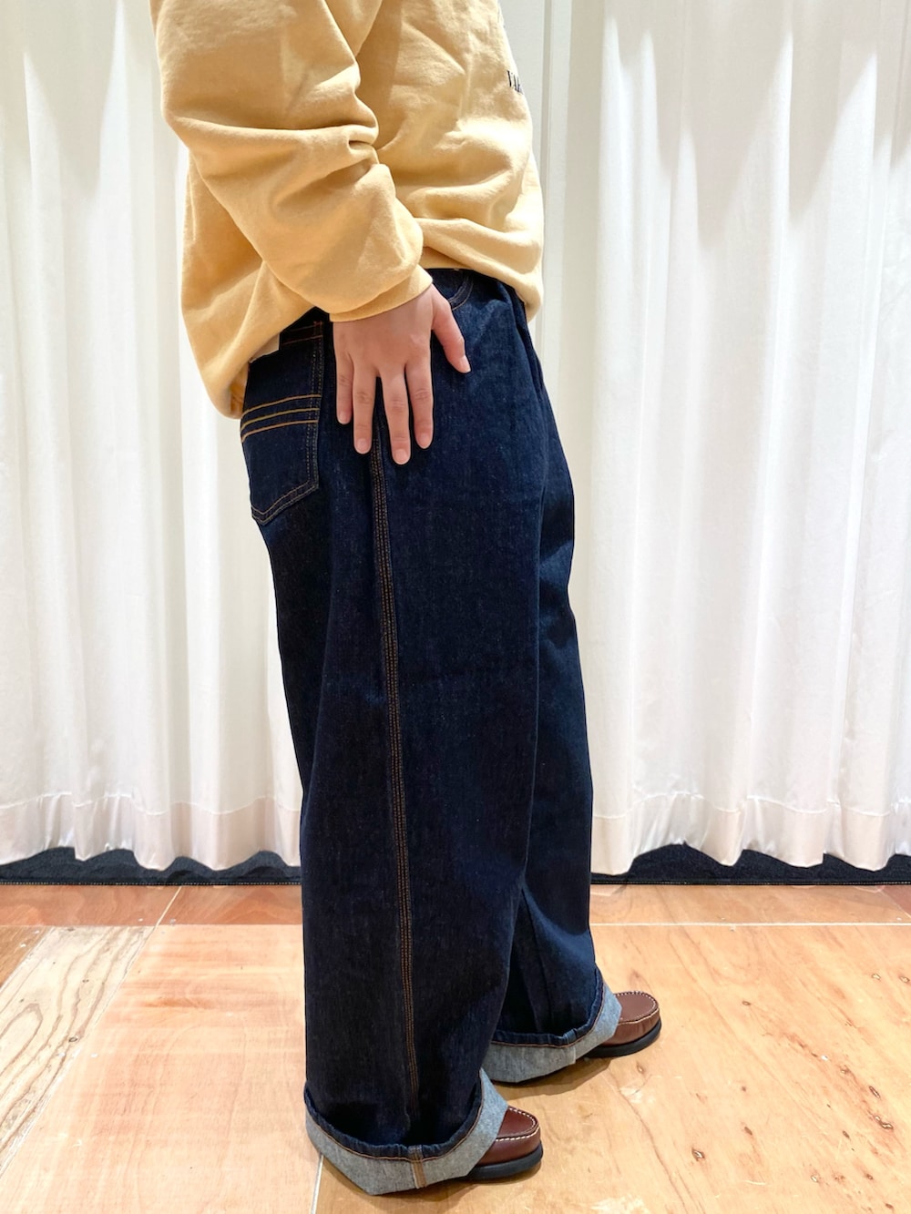 ブルー系のデニムパンツ、ブラウン系のモカシン/デッキシューズ、その他のシャツ/ブラウスを着用したレディースの秋コーディネートの5枚目の写真