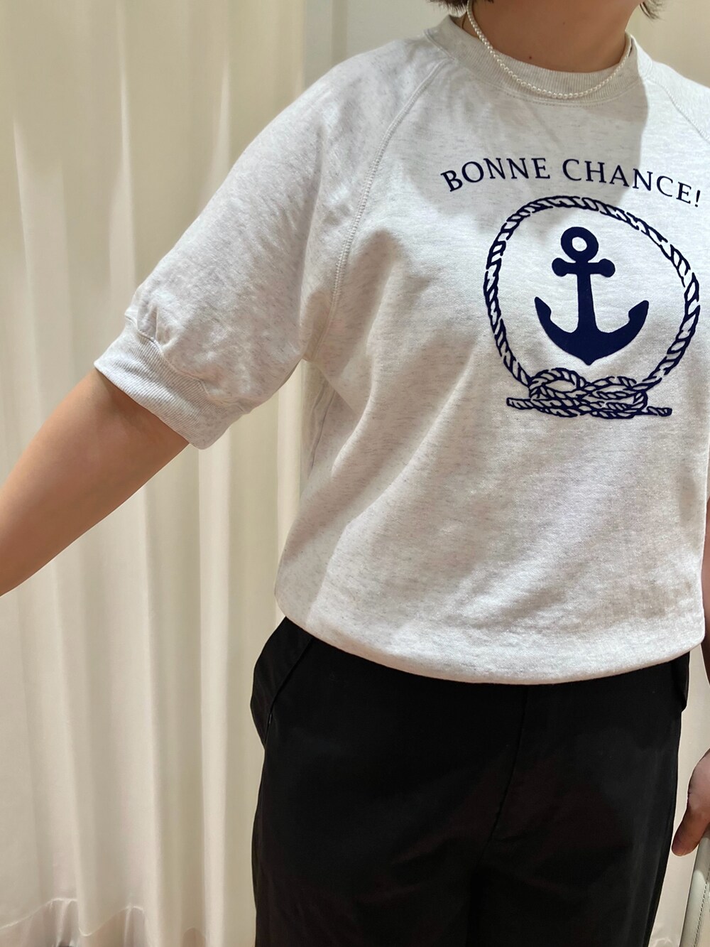 ホワイト系のTシャツ/カットソー、ブラック系のその他パンツを着用したレディースの夏コーディネートの5枚目の写真