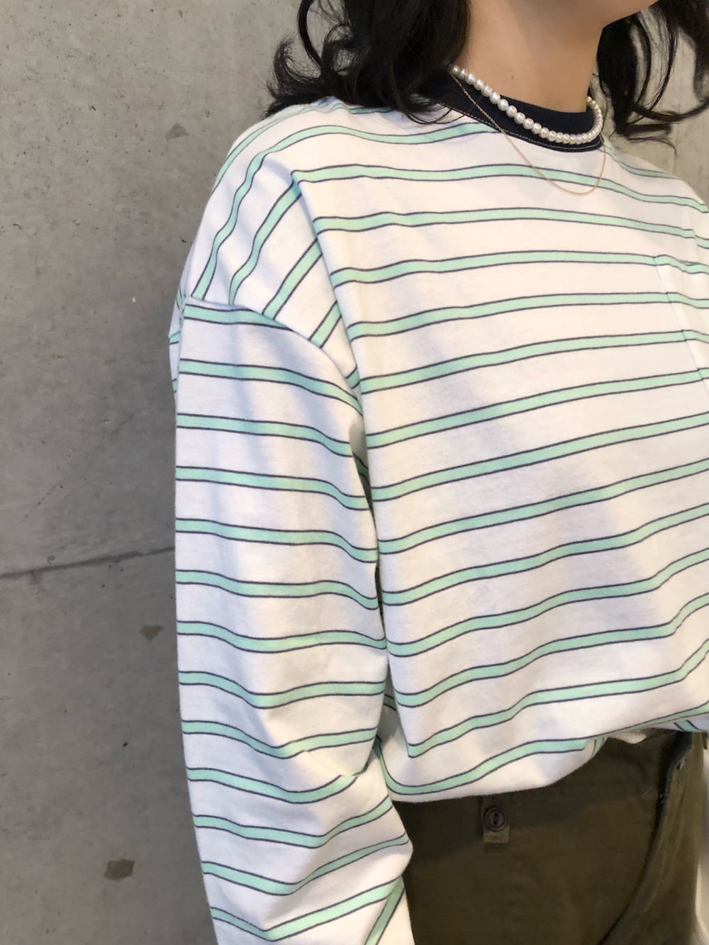 ホワイト系のTシャツ/カットソー、ホワイト系のシャツ/ブラウス、グリーン系のカーゴパンツを着用したレディースの冬コーディネートの4枚目の写真