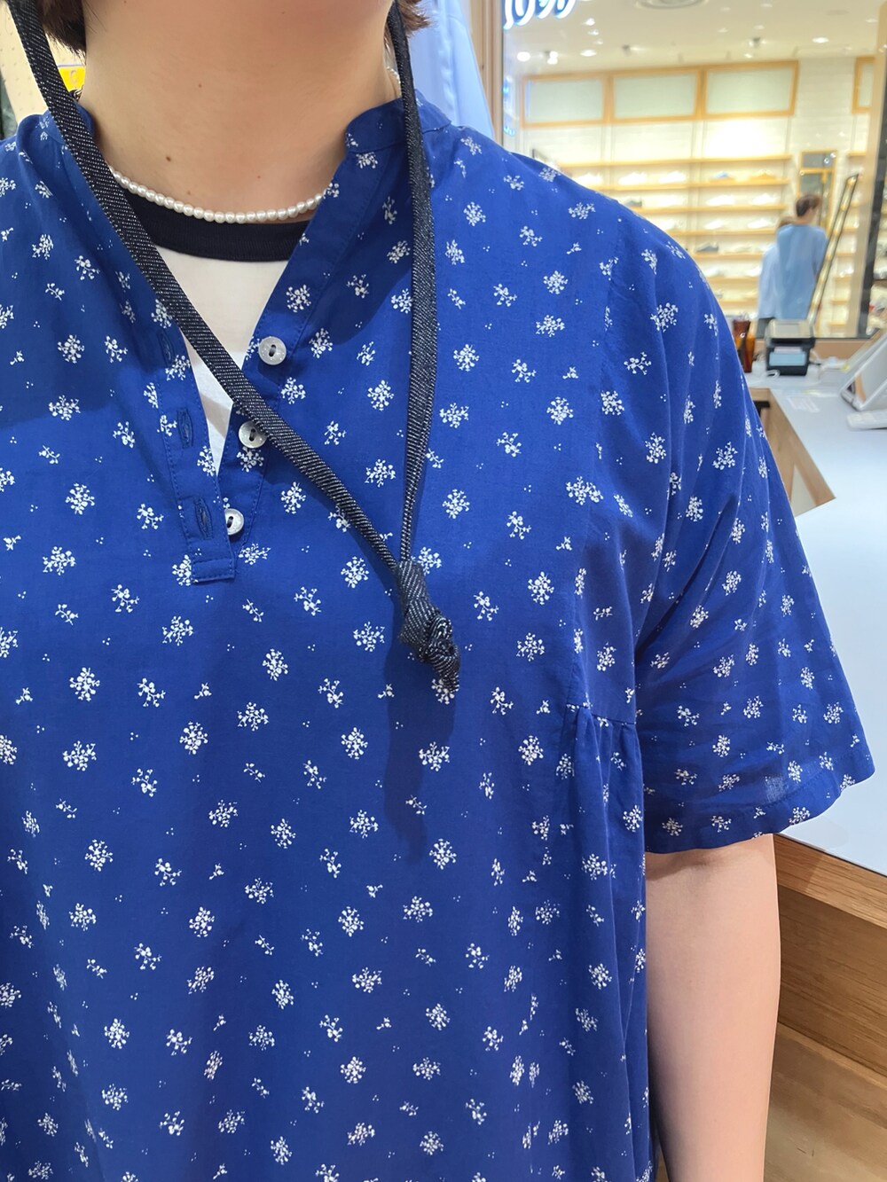ホワイト系のTシャツ/カットソー、ブルー系のワンピース、ブルー系のハットを着用したレディースの夏コーディネートの4枚目の写真