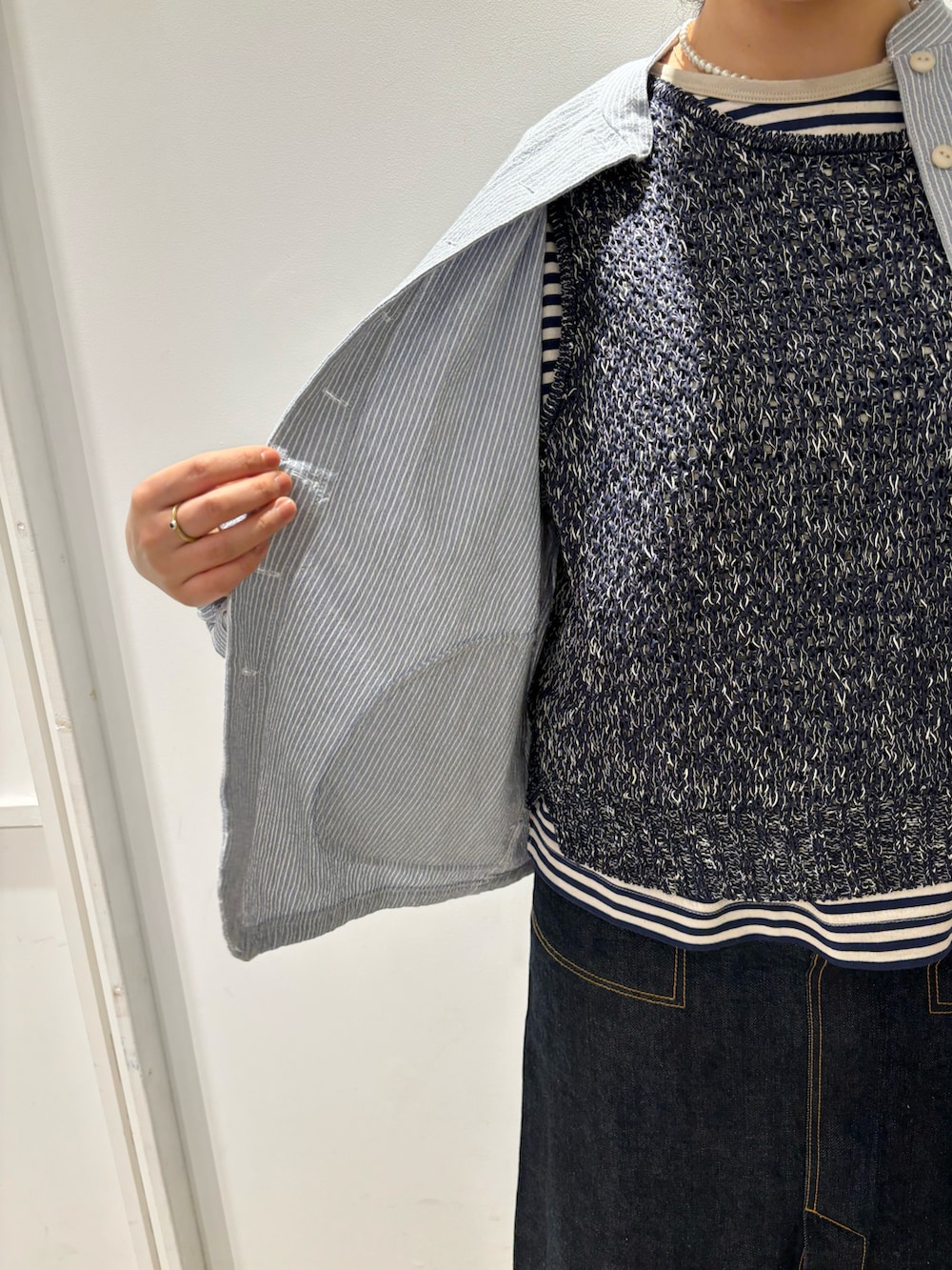 その他のシャツ/ブラウス、ブルー系のTシャツ/カットソー、ブルー系のデニムスカートを着用したレディースの春コーディネートの2枚目の写真