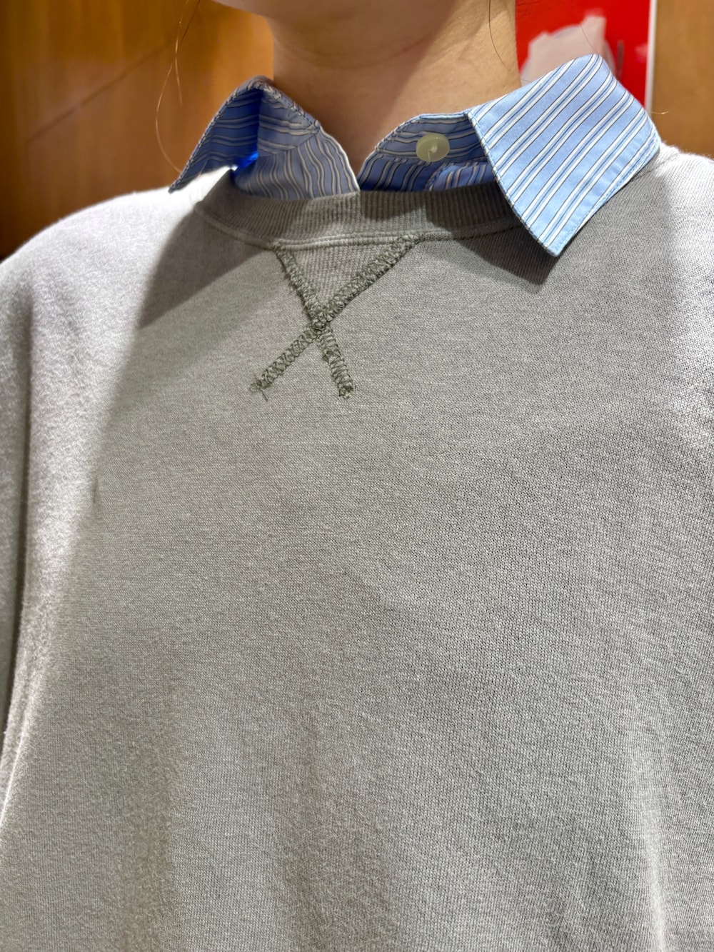 ブルー系のシャツ/ブラウス、グレー系のTシャツ/カットソー、グレー系のスカートを着用したレディースの秋コーディネートの5枚目の写真