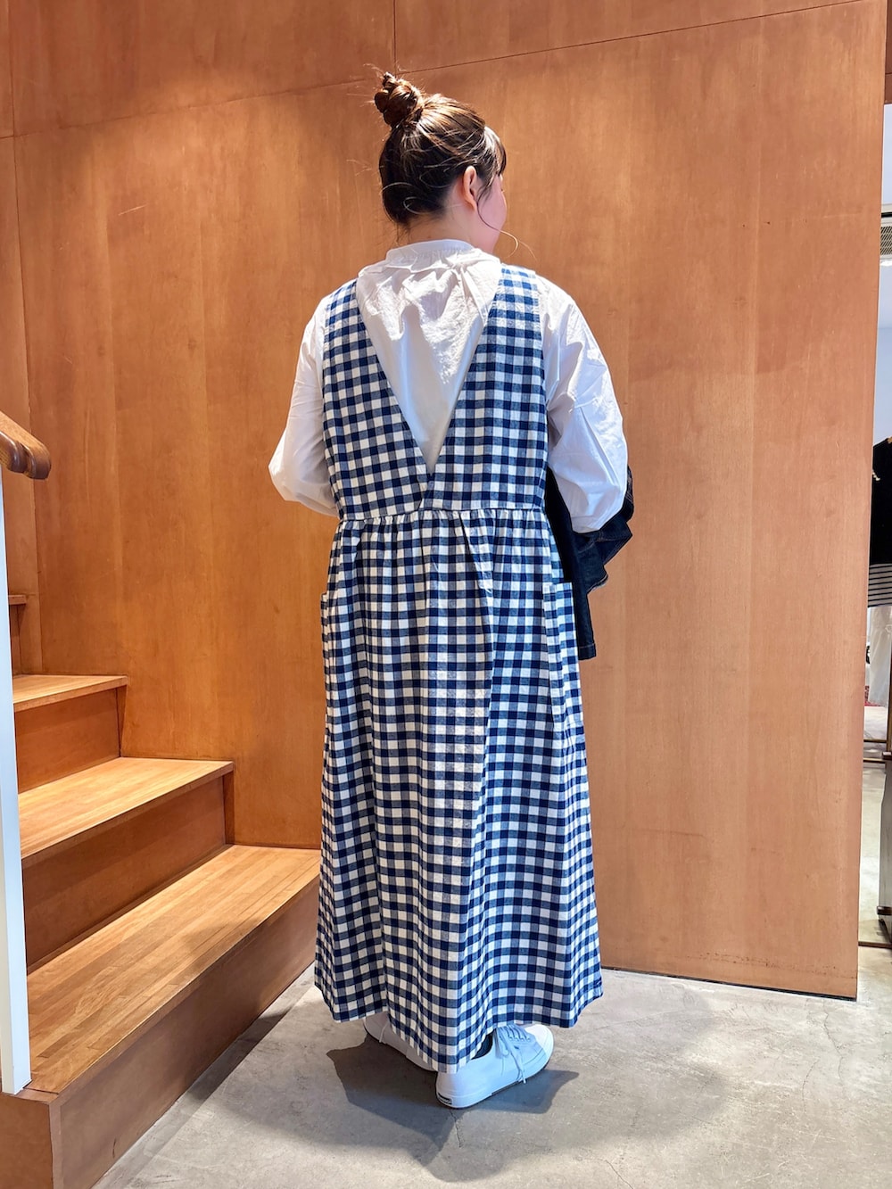 ブルー系のカバーオール、ブルー系のワンピース、ホワイト系のシャツ/ブラウスを着用したレディースの春コーディネートの5枚目の写真