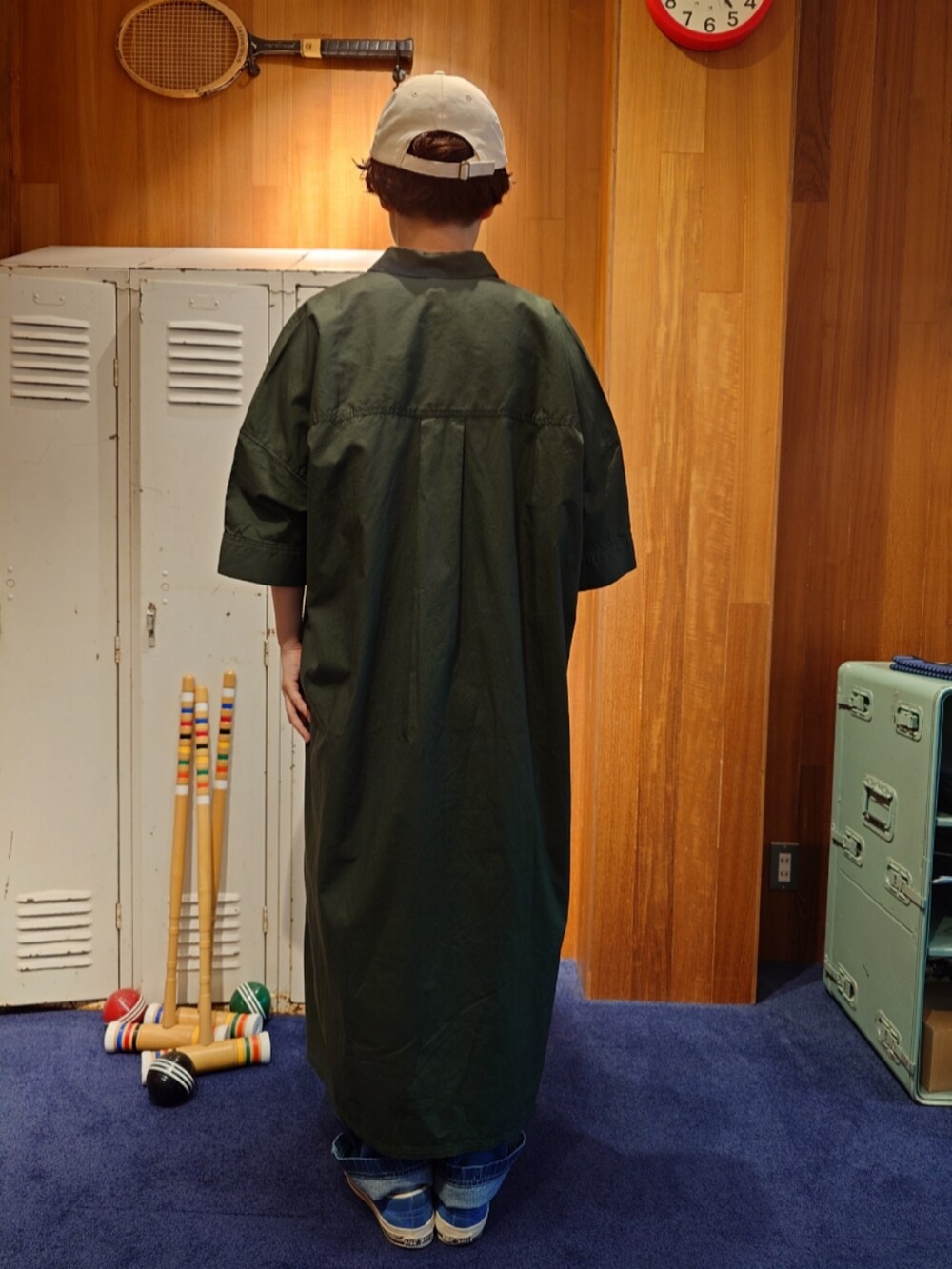 ブルー系のTシャツ/カットソー、ブルー系のデニムパンツを着用したレディースの夏コーディネートの3枚目の写真