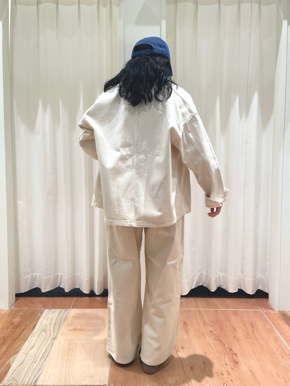 ホワイト系のカバーオール、ホワイト系のその他パンツ、ブルー系のTシャツ/カットソーを着用したレディースの冬コーディネートの4枚目の写真