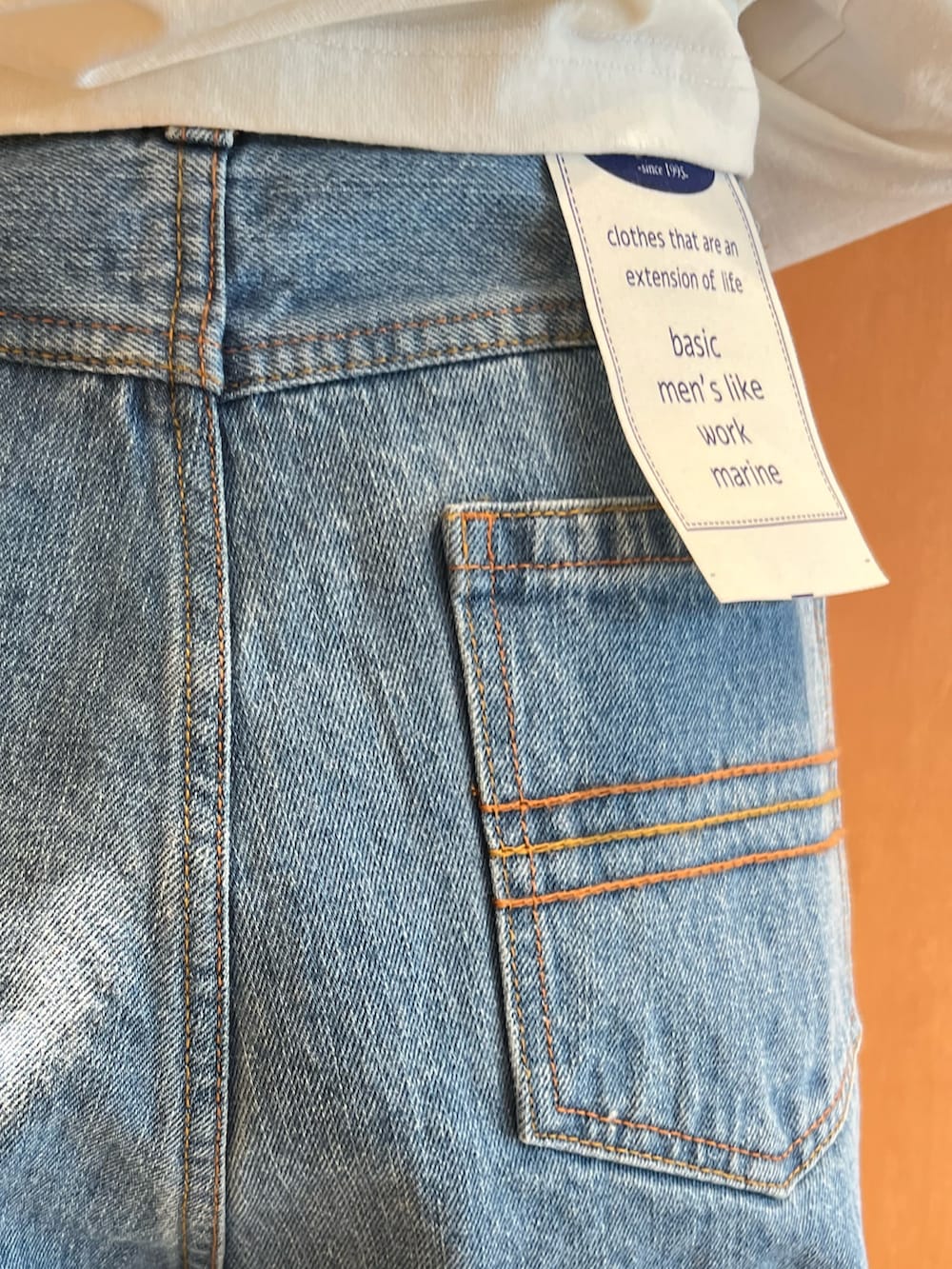 ブルー系のデニムパンツ、ホワイト系のTシャツ/カットソーを着用したレディースの秋コーディネートの4枚目の写真