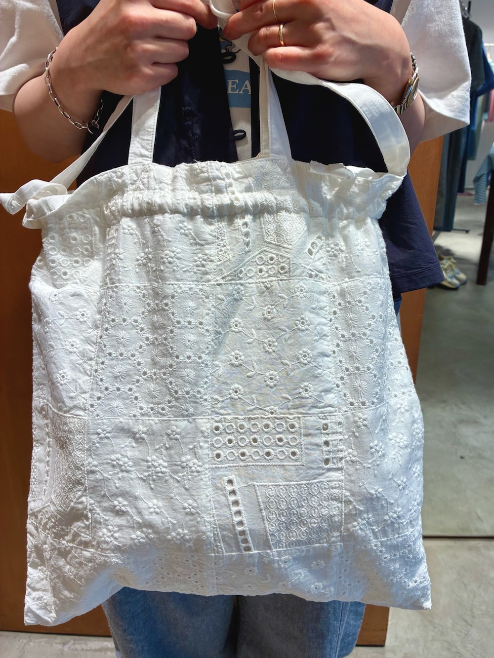ブルー系のベスト、ホワイト系のTシャツ/カットソー、ブルー系のその他パンツを着用したレディースの夏コーディネートの6枚目の写真