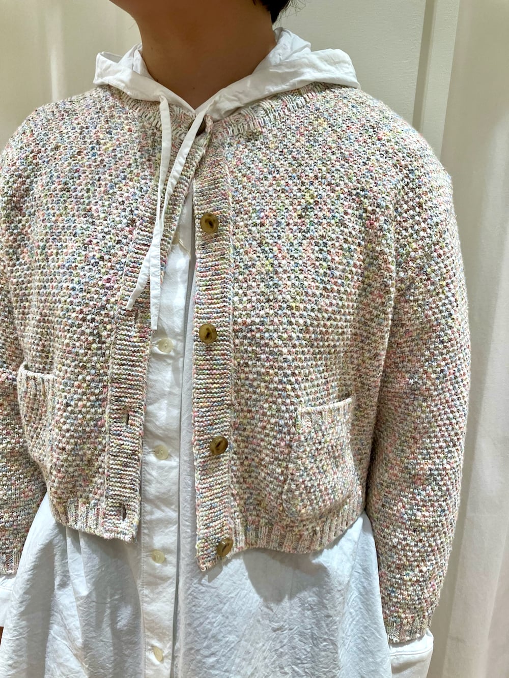 ホワイト系のシャツ/ブラウス、グリーン系のその他パンツを着用したレディースの冬コーディネートの3枚目の写真