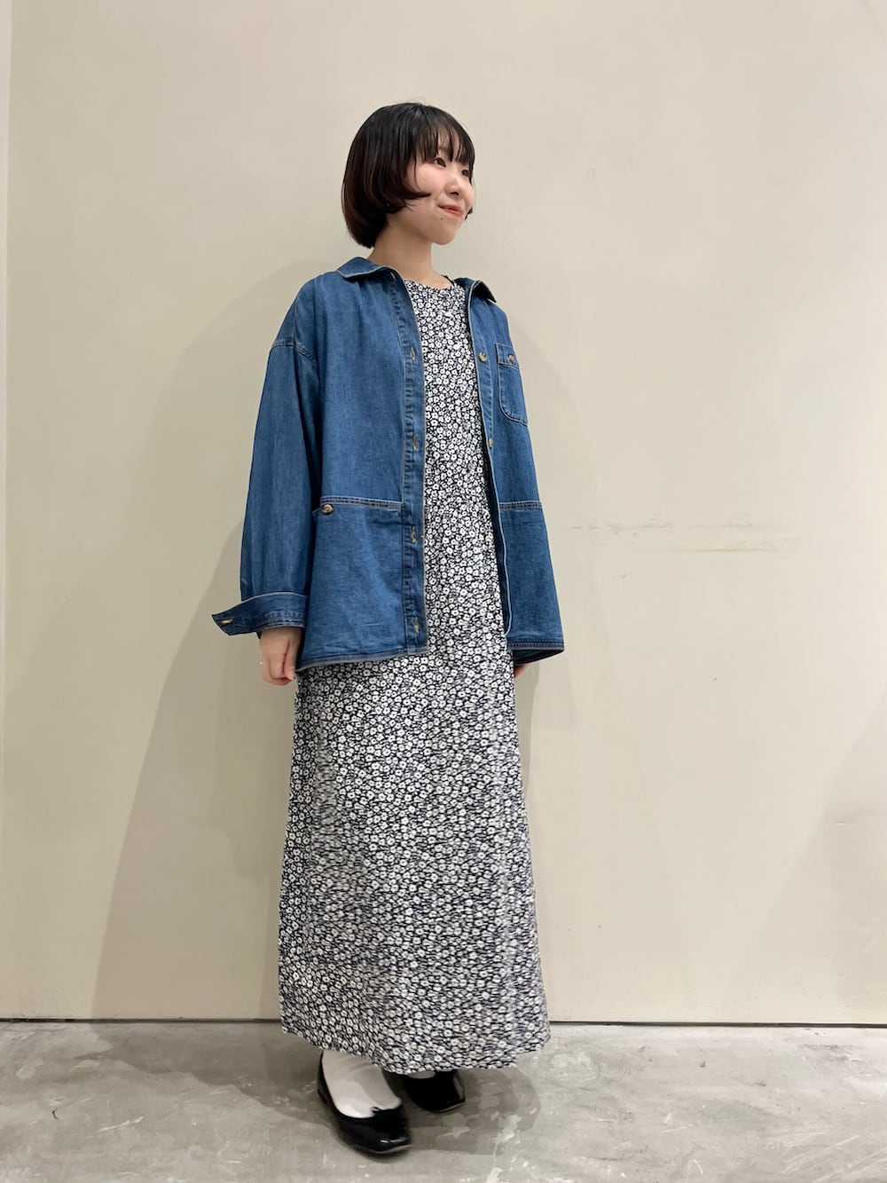 ブルー系のシャツ/ブラウス、その他のワンピースを着用したレディースの冬コーディネートの3枚目の写真