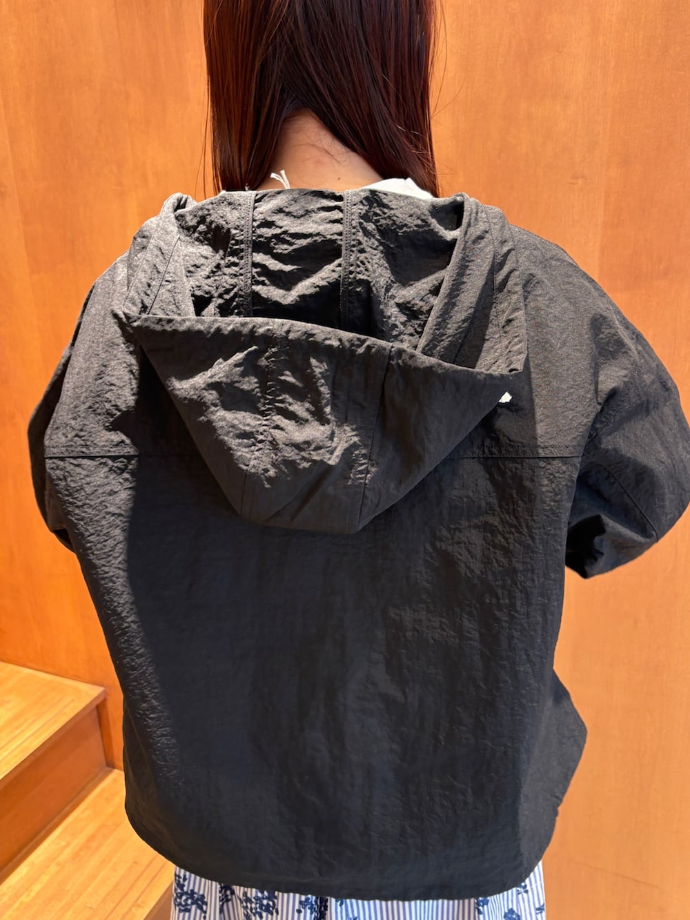 ホワイト系のTシャツ/カットソー、ブラック系のその他アウター、ブルー系のスカートを着用したレディースの春コーディネートの6枚目の写真