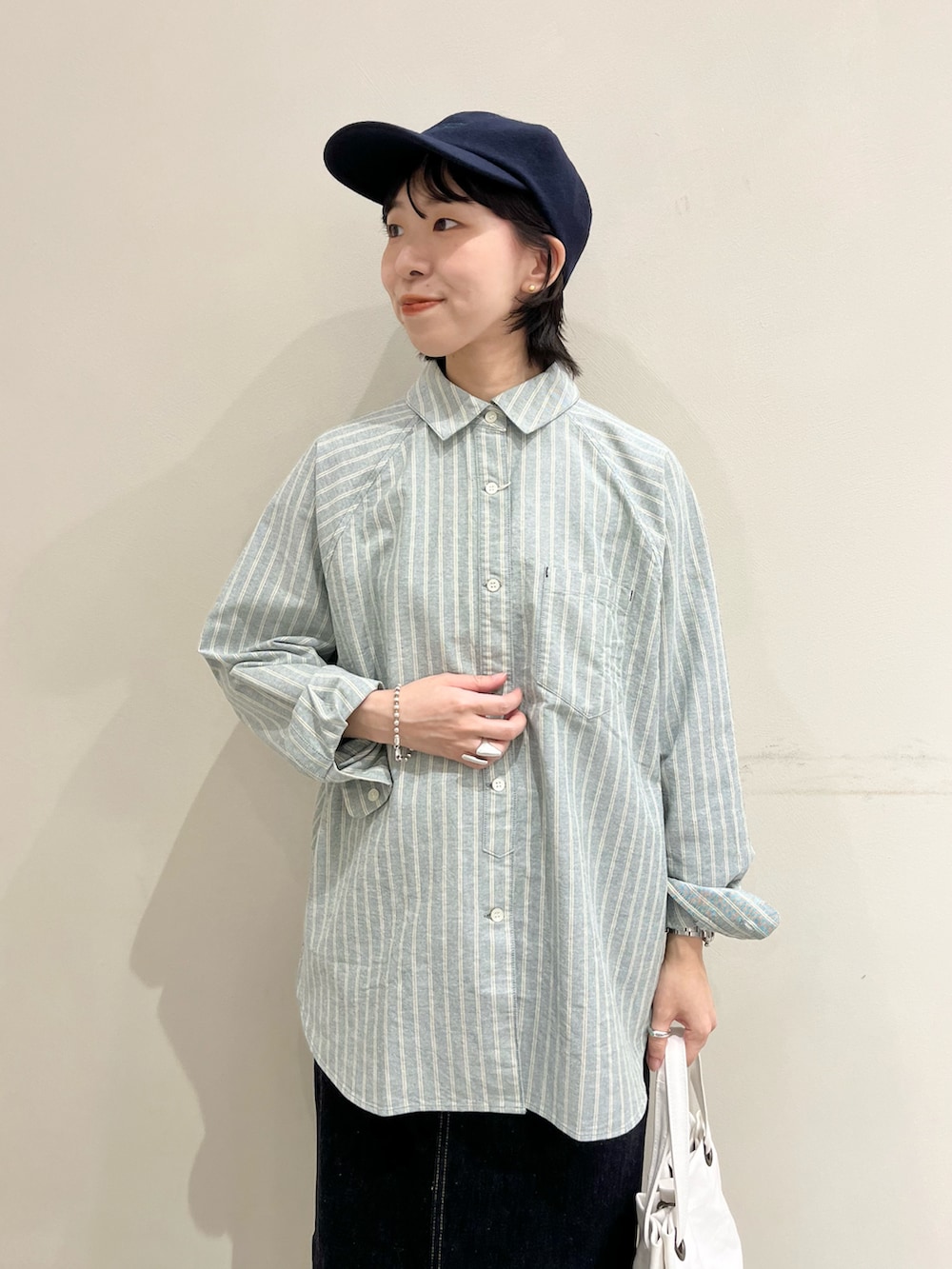 グリーン系のシャツ/ブラウス、ホワイト系のトートバッグを着用したレディースの夏コーディネートの3枚目の写真