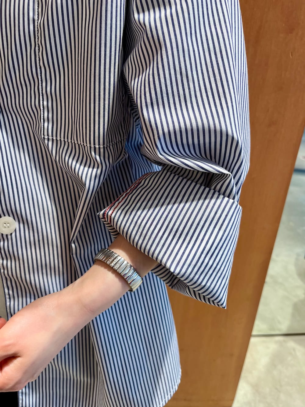 ホワイト系のシャツ/ブラウス、ホワイト系のTシャツ/カットソー、ブラック系のその他パンツを着用したレディースの春コーディネートの4枚目の写真