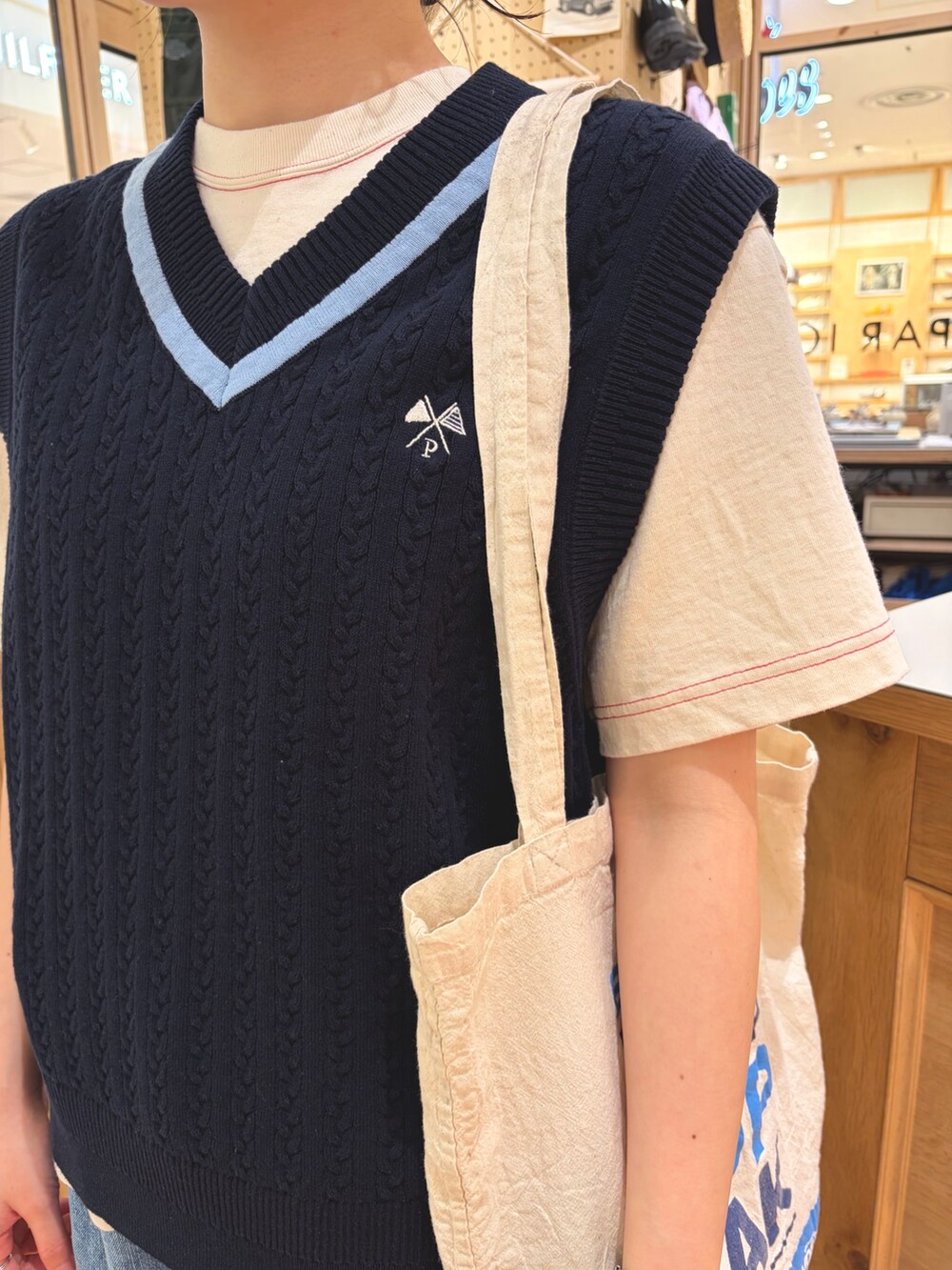 ブルー系のベスト、ホワイト系のTシャツ/カットソー、ブルー系のデニムパンツを着用したレディースの春コーディネートの5枚目の写真