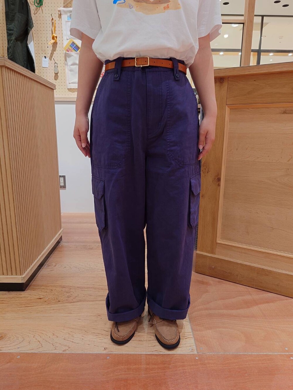 ブルー系のその他パンツ、ホワイト系のショルダーバッグ、ホワイト系のTシャツ/カットソーを着用したレディースの夏コーディネートの5枚目の写真