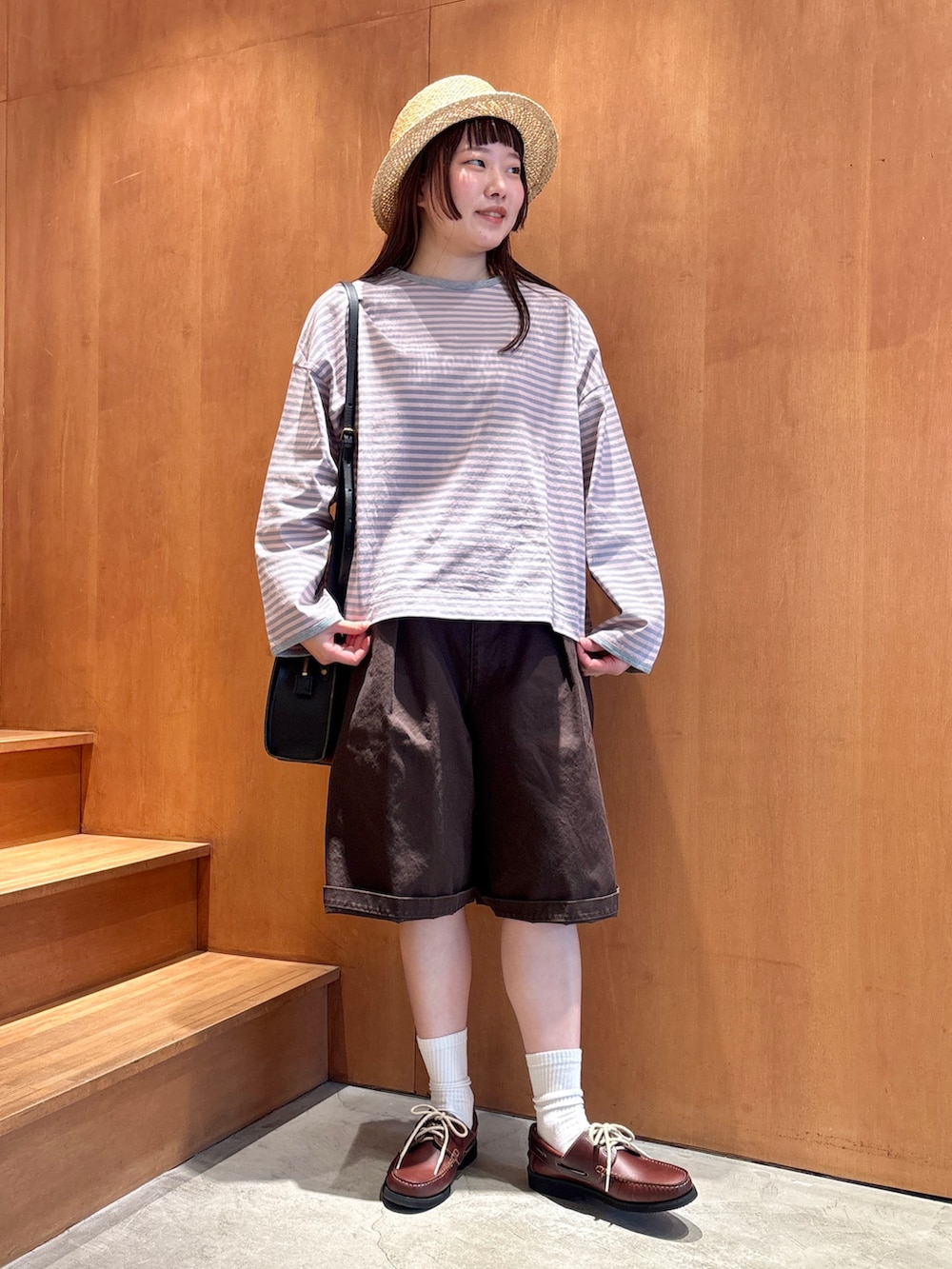 ピンク系のTシャツ/カットソー、ブラウン系のその他パンツ、ブラウン系のモカシン/デッキシューズを着用したレディースの春コーディネートの4枚目の写真