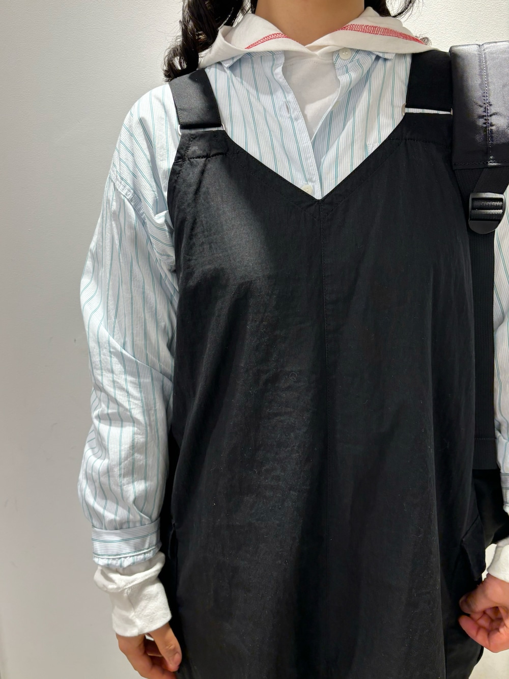 その他のシャツ/ブラウス、ホワイト系のTシャツ/カットソー、ブラック系のワンピースを着用したレディースの冬コーディネートの2枚目の写真