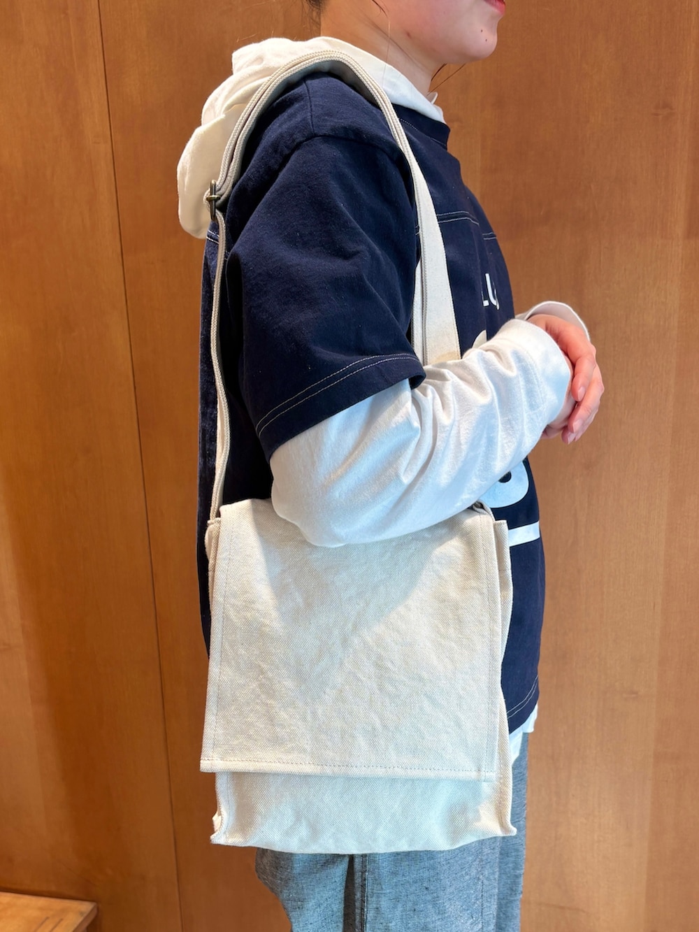 ブルー系のTシャツ/カットソー、ブラック系のその他パンツ、ホワイト系のTシャツ/カットソーを着用したレディースの春コーディネートの6枚目の写真