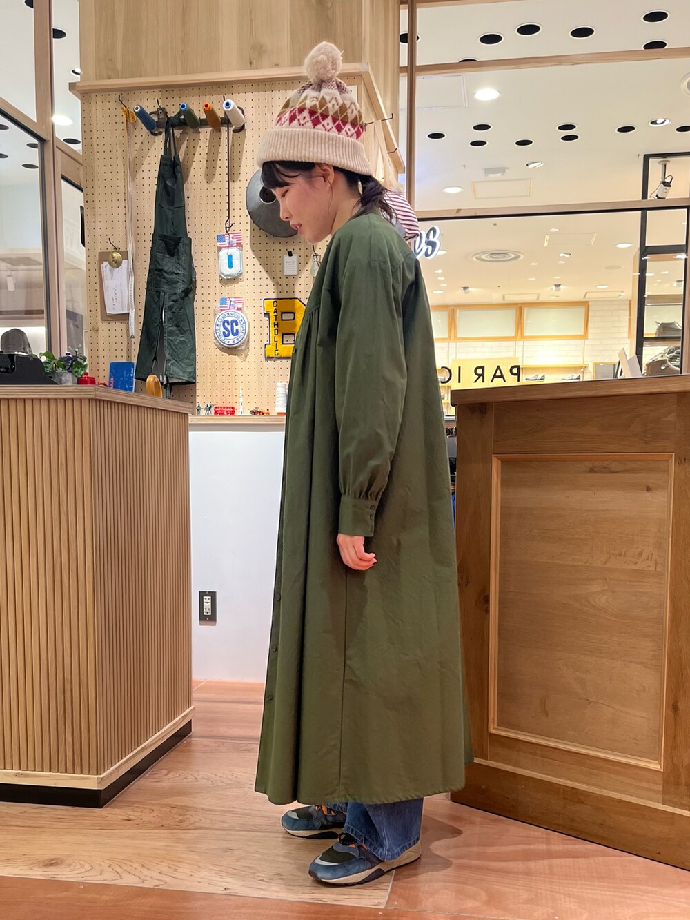 ホワイト系のTシャツ/カットソー、ブルー系のデニムパンツを着用したレディースの秋コーディネートの2枚目の写真