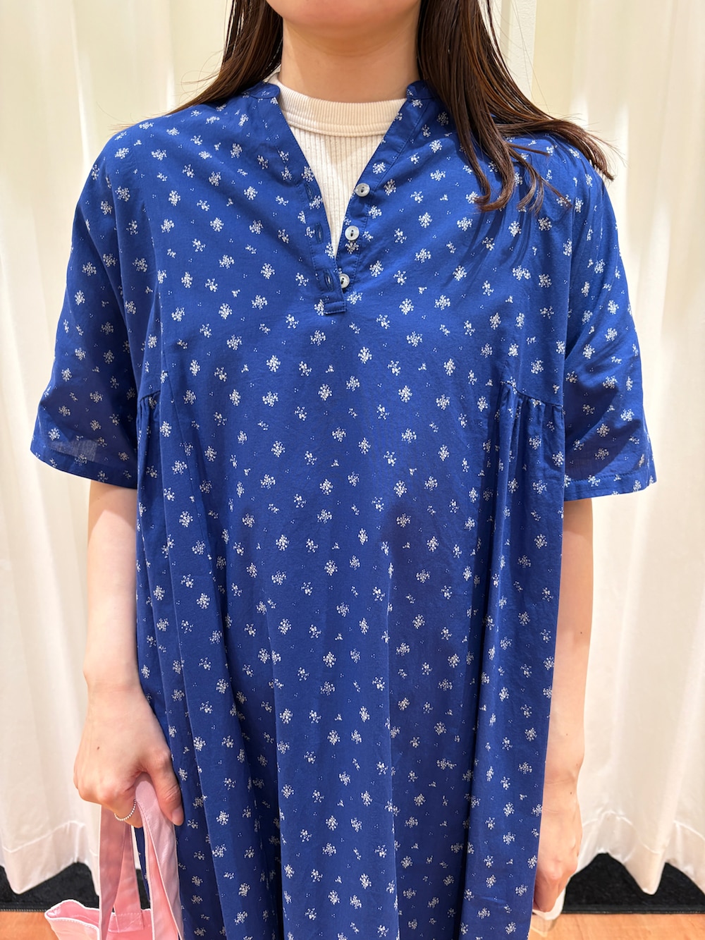 ブルー系のワンピース、ホワイト系のTシャツ/カットソーを着用したレディースの夏コーディネートの4枚目の写真