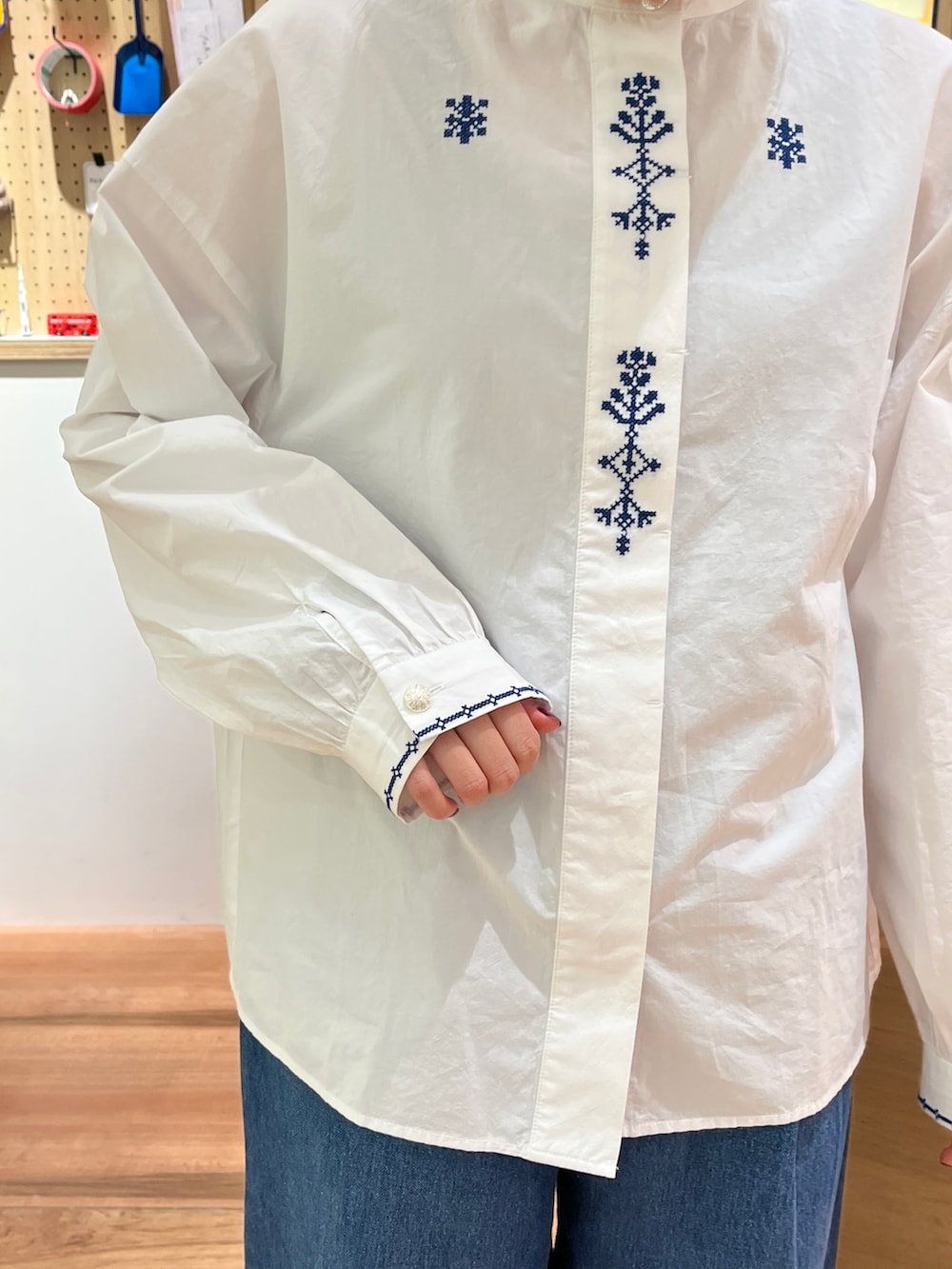 ホワイト系のシャツ/ブラウス、ブルー系のカバーオール、ブルー系のデニムパンツを着用したレディースの冬コーディネートの5枚目の写真