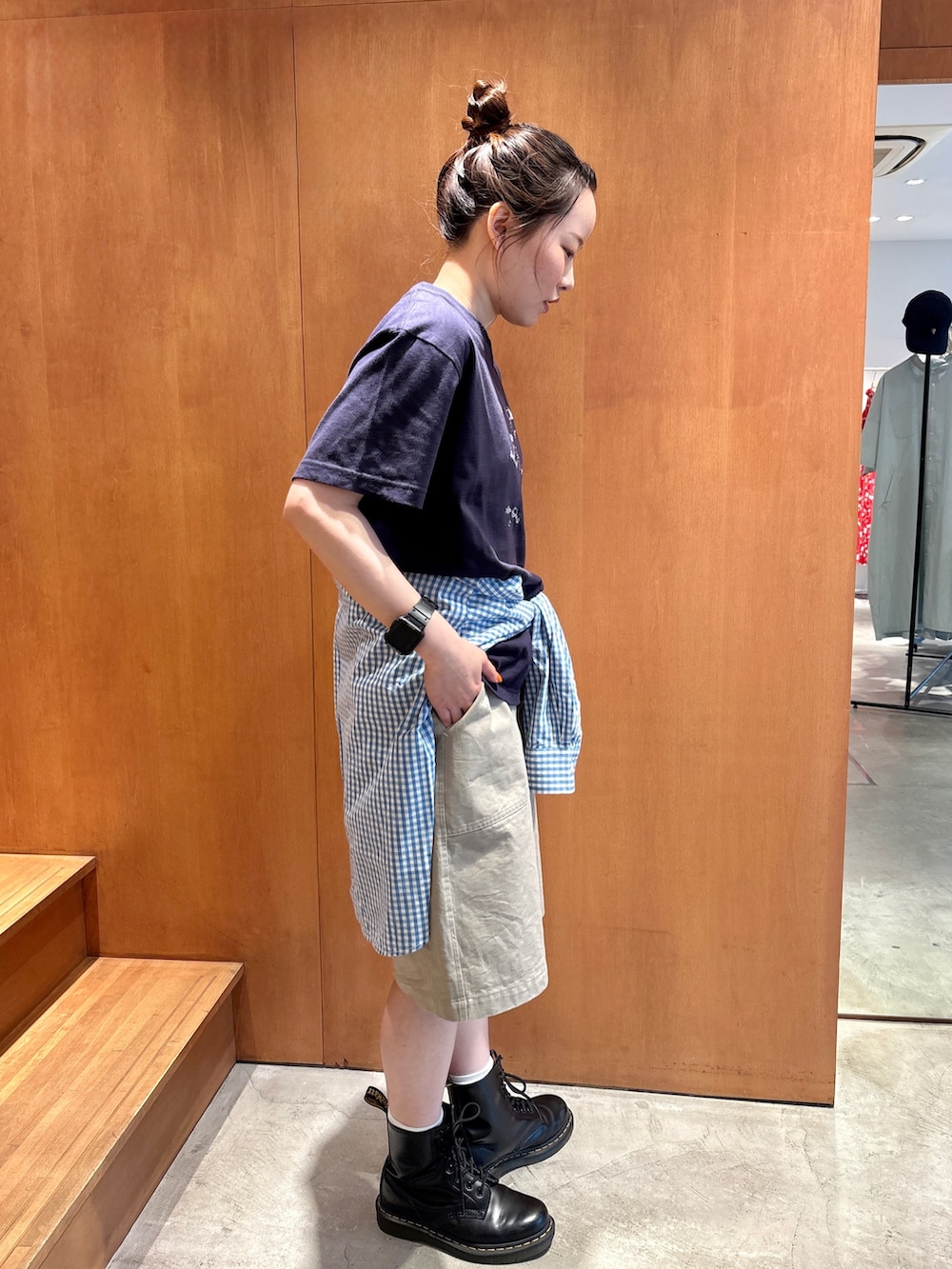 ブルー系のシャツ/ブラウス、ベージュ系のチノパンツを着用したレディースの夏コーディネートの2枚目の写真