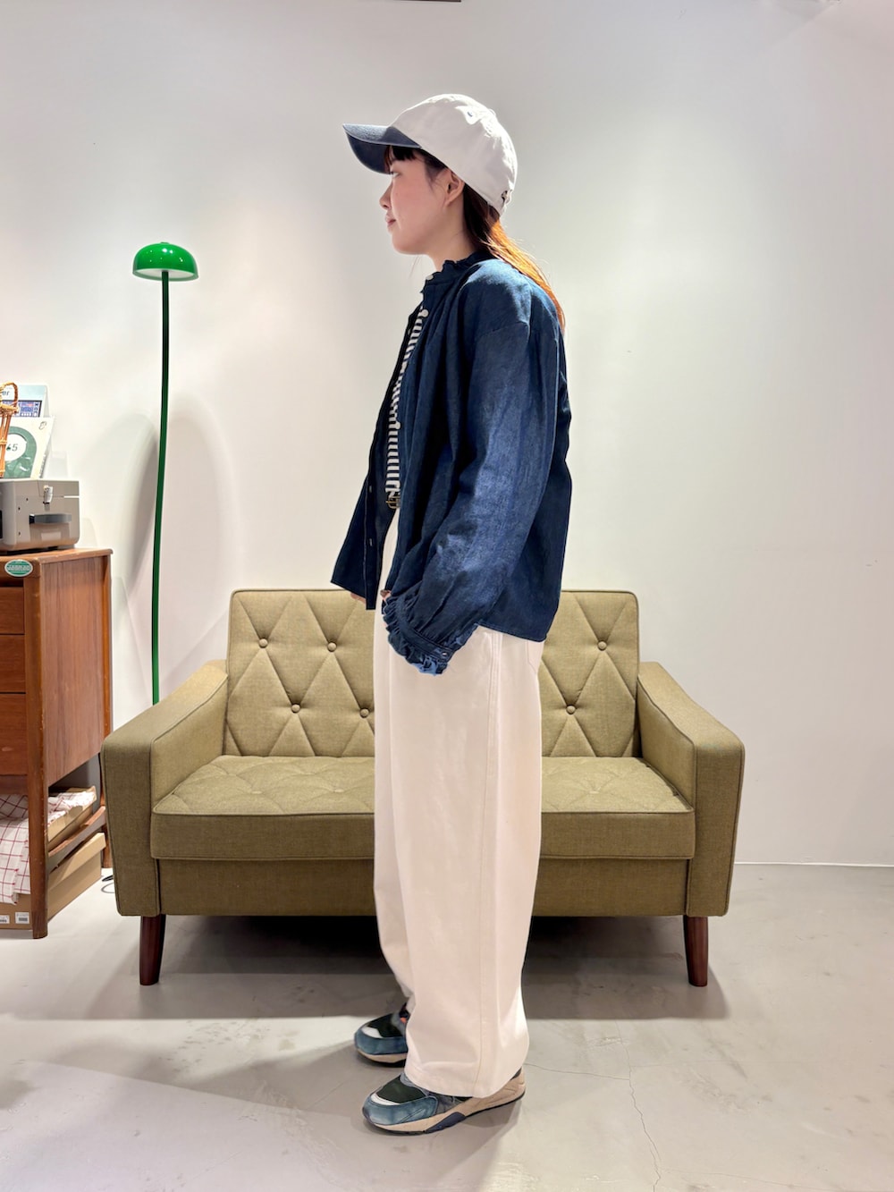 ブルー系のTシャツ/カットソー、ブルー系のシャツ/ブラウス、ホワイト系のチノパンツを着用したレディースの秋コーディネートの2枚目の写真