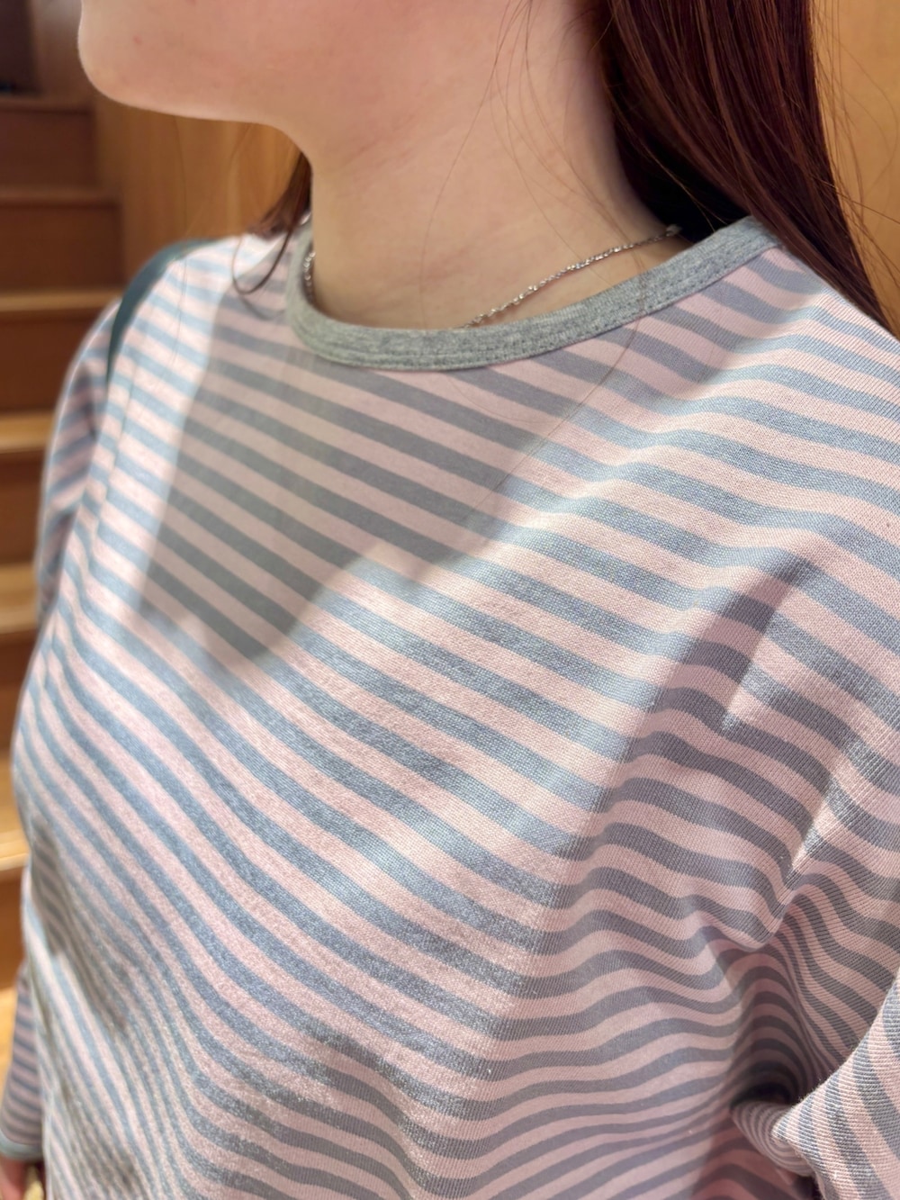 ピンク系のTシャツ/カットソー、ブラウン系のその他パンツ、ブラウン系のモカシン/デッキシューズを着用したレディースの春コーディネートの5枚目の写真