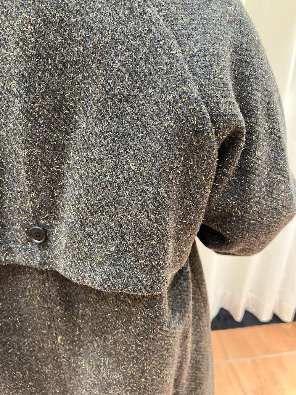 イエロー系のニット/セーター、ブラウン系のその他パンツ、グリーン系のステンカラーコートを着用したレディースの冬コーディネートの5枚目の写真