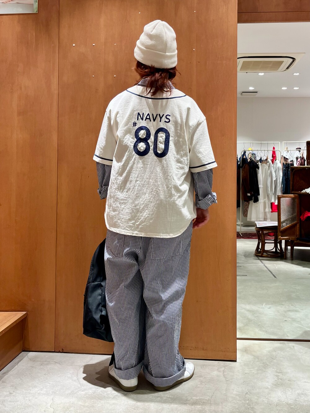 ホワイト系のTシャツ/カットソー、ブルー系のつなぎ/オールインワンを着用したレディースの春コーディネートの3枚目の写真