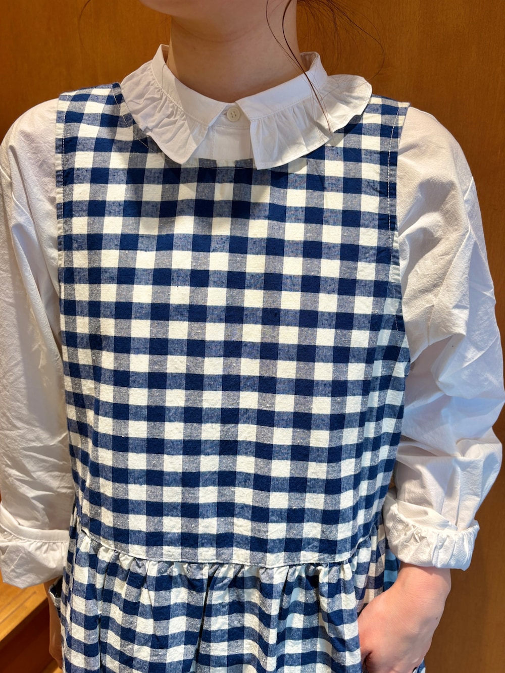 ブルー系のカバーオール、ブルー系のワンピース、ホワイト系のシャツ/ブラウスを着用したレディースの春コーディネートの7枚目の写真