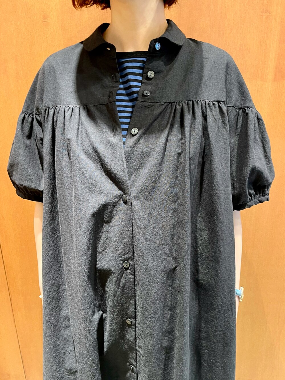ブラック系のワンピース、ブラック系のTシャツ/カットソーを着用したレディースの夏コーディネートの4枚目の写真