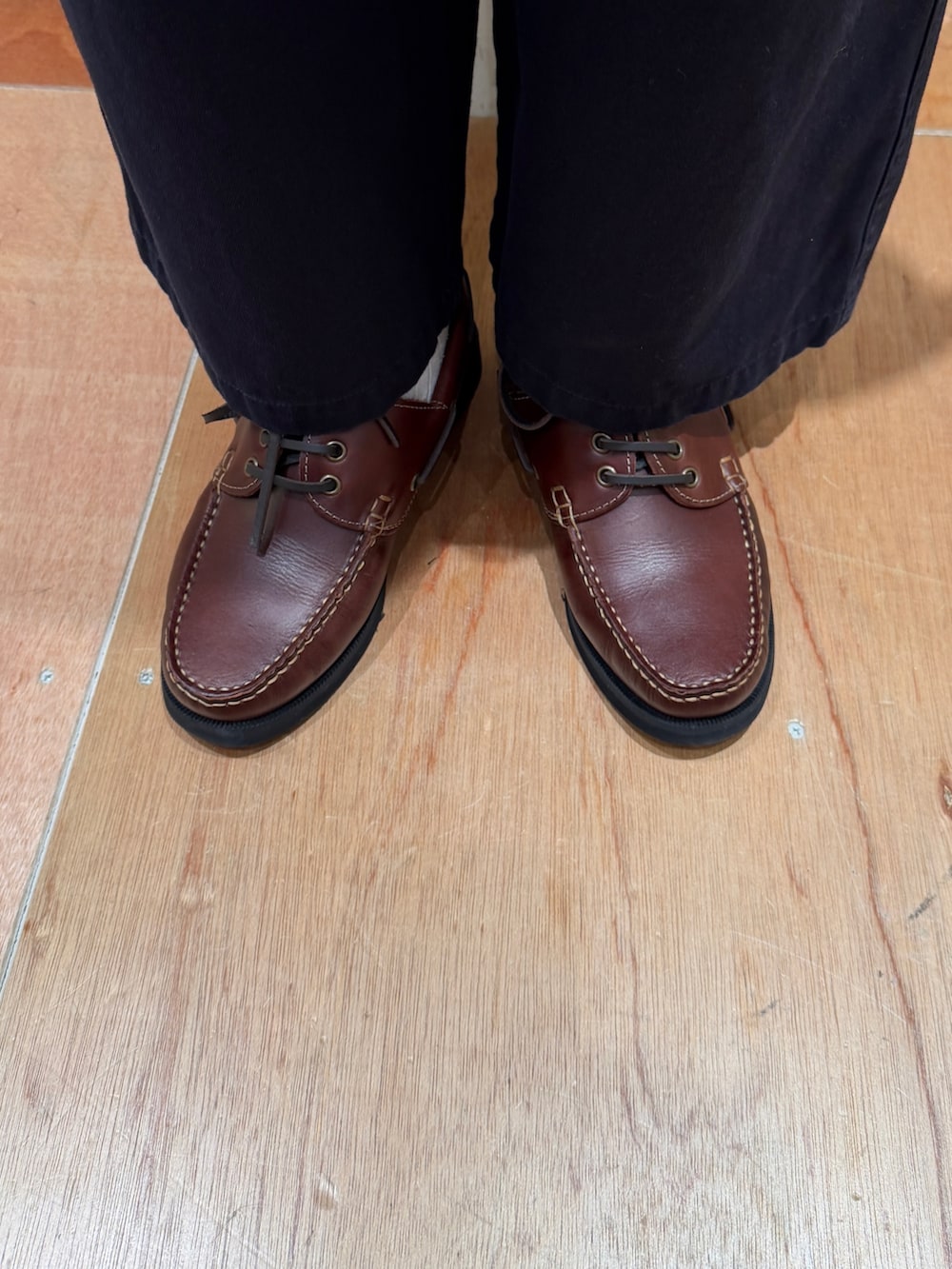 ホワイト系のその他アウター、ブルー系のチノパンツ、ホワイト系のショルダーバッグを着用したレディースの春コーディネートの6枚目の写真