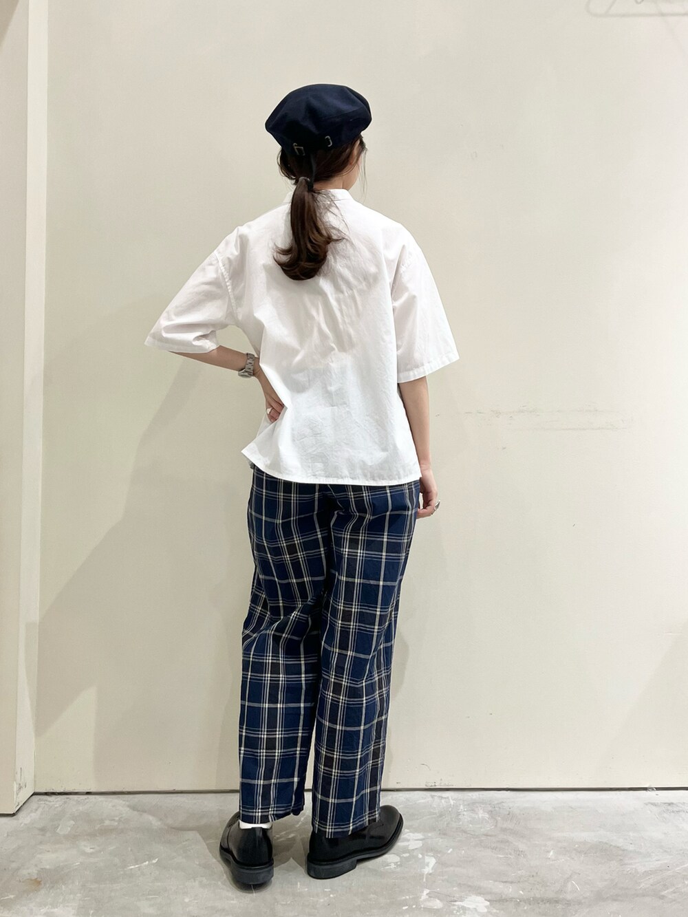 ホワイト系のシャツ/ブラウス、ブルー系のその他パンツを着用したレディースの夏コーディネートの3枚目の写真