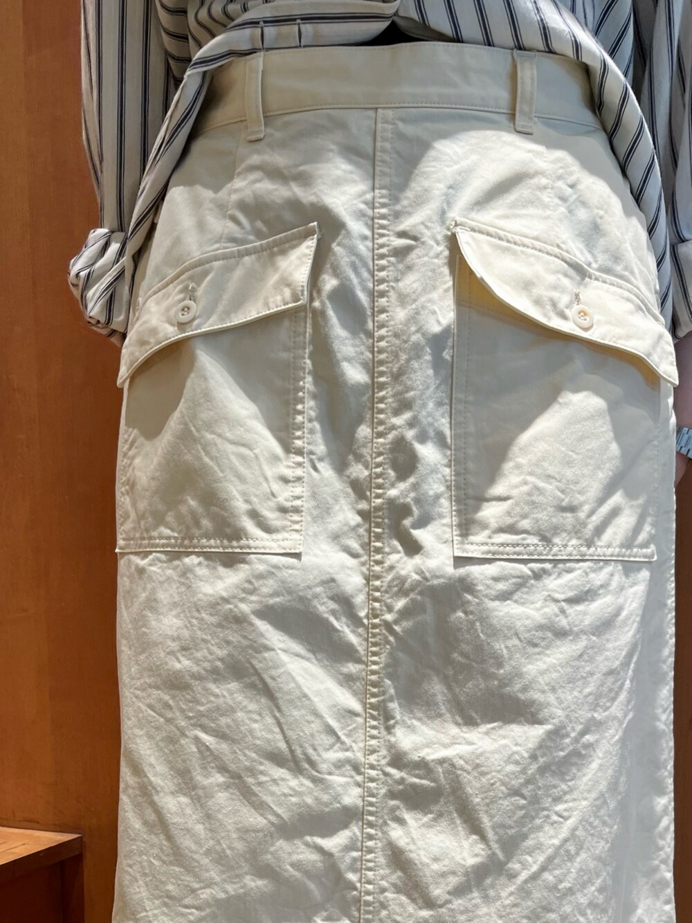 ホワイト系のスカート、その他のシャツ/ブラウスを着用したレディースの夏コーディネートの2枚目の写真