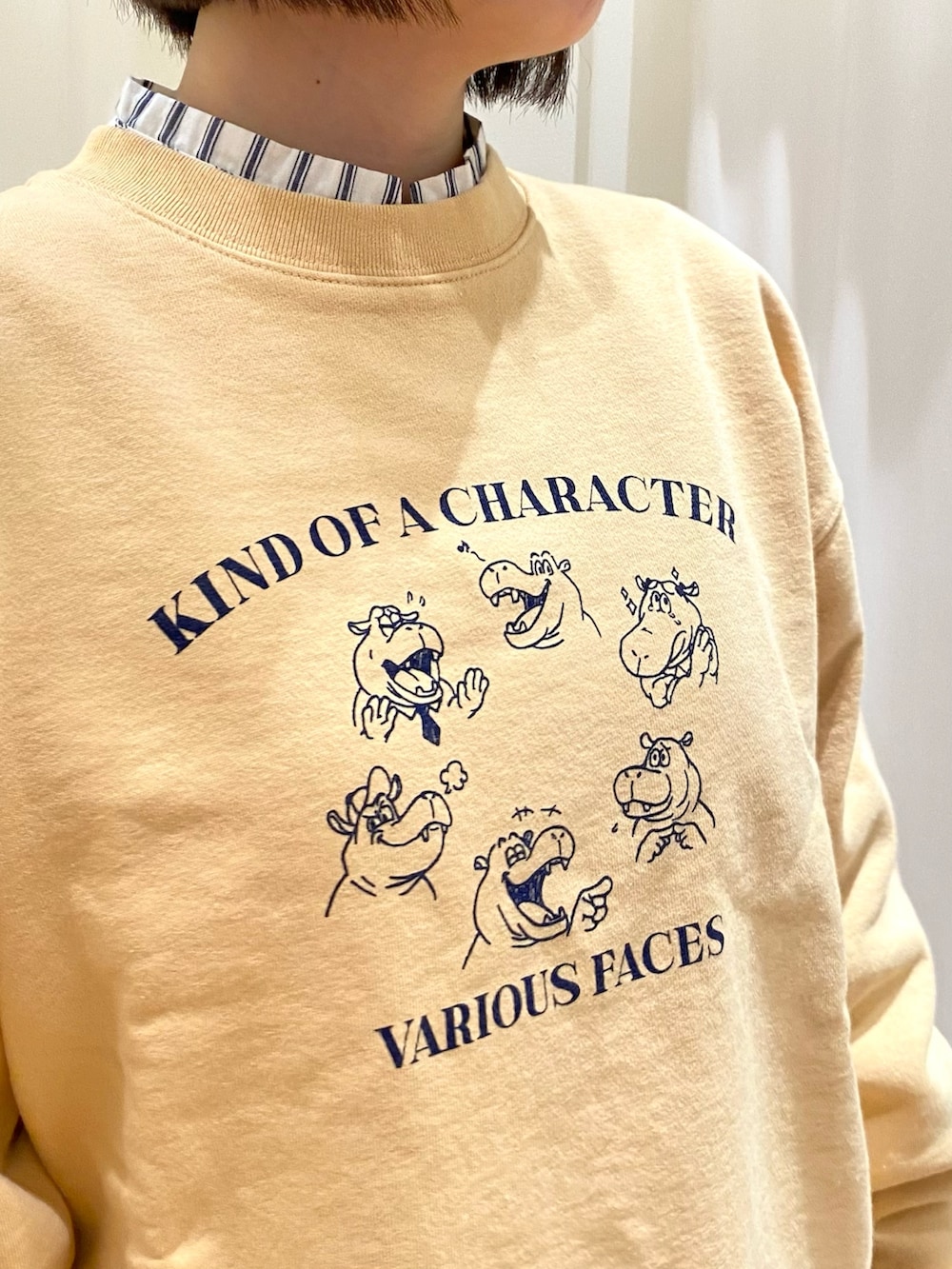 ブルー系のデニムパンツ、ブラウン系のモカシン/デッキシューズ、その他のシャツ/ブラウスを着用したレディースの秋コーディネートの4枚目の写真