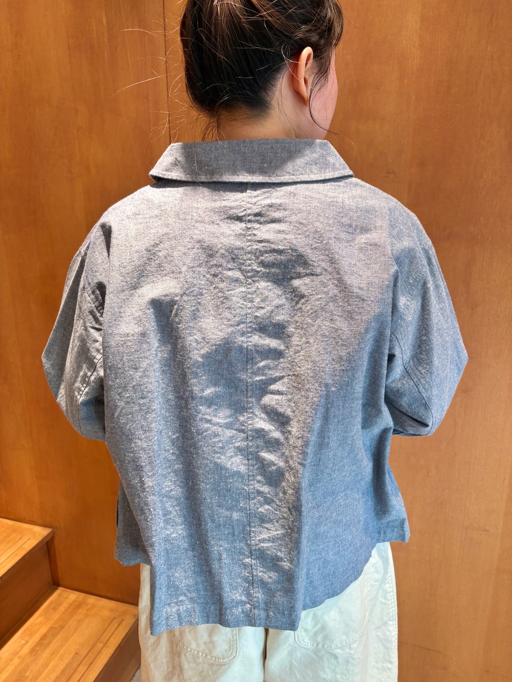 ブルー系のその他アウター、ホワイト系のその他パンツを着用したレディースの春コーディネートの7枚目の写真