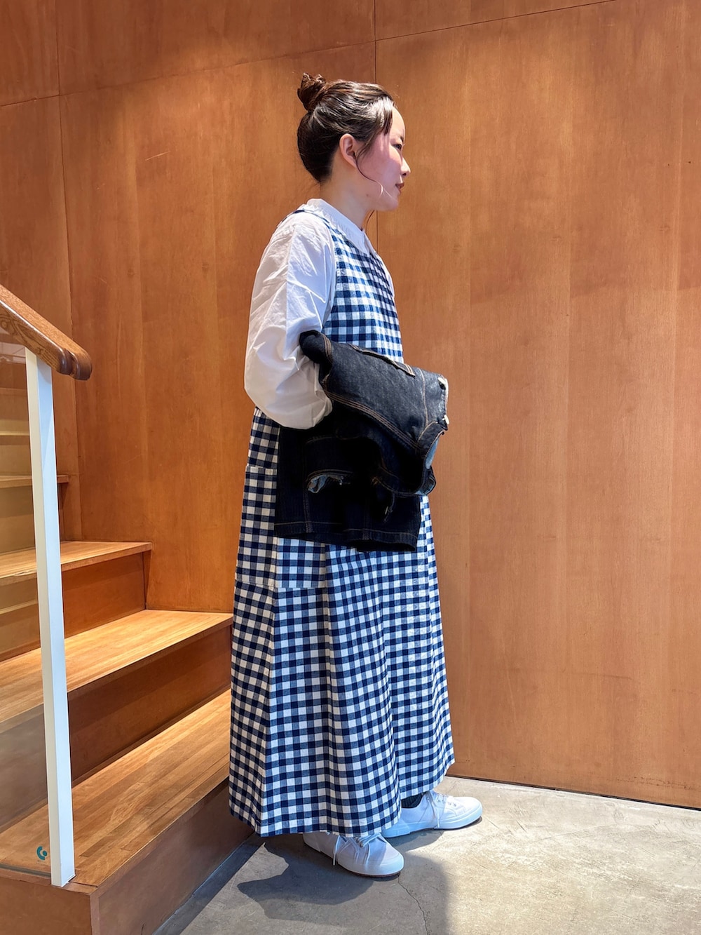 ブルー系のカバーオール、ブルー系のワンピース、ホワイト系のシャツ/ブラウスを着用したレディースの春コーディネートの4枚目の写真